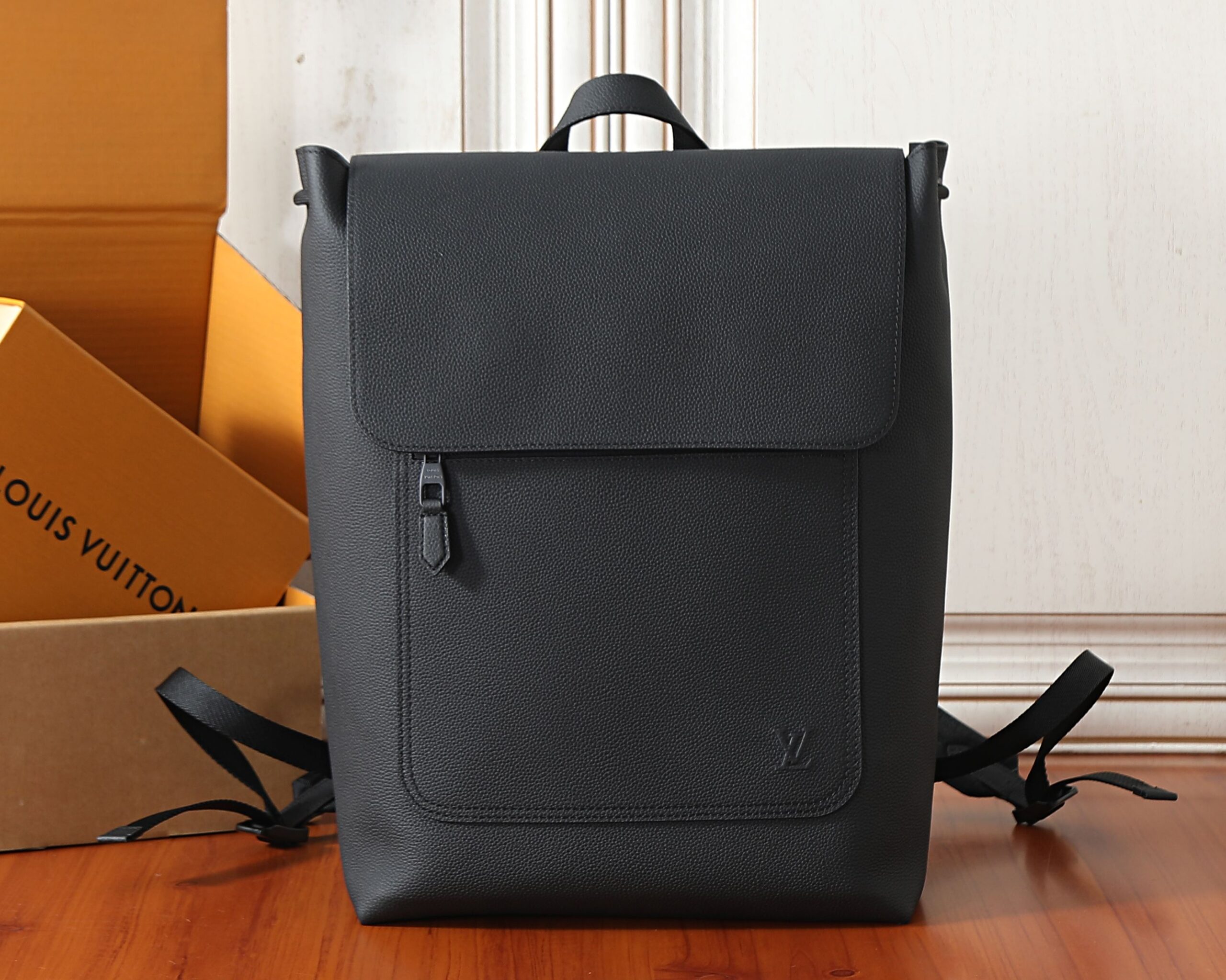 Waxed Cowhide Leather Shoulder Bag for 16-Inch Laptop