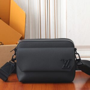 Louis Vuitton Fastline Messenger M22482