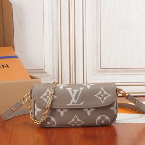 Wallet on Chain Ivy Monogram Empreinte Leather Shoulder Bag