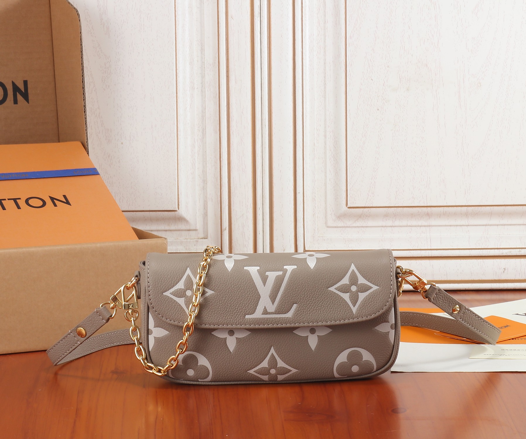 Wallet on Chain Ivy Monogram Empreinte Leather Shoulder Bag