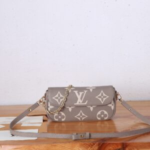 Wallet on Chain Ivy Monogram Empreinte Leather Bag