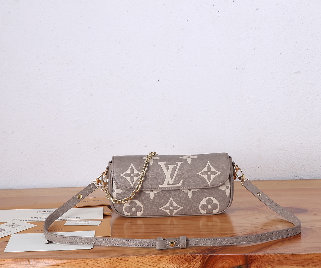 Wallet on Chain Ivy Monogram Empreinte Leather Bag