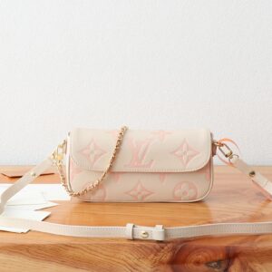 Wallet on Chain Ivy Shoulder Bag