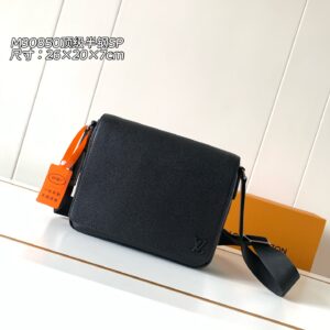 Louis Vuitton District Small Messenger Bag M30850