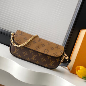 Louis Vuitton Wallet On Chain Ivy in Monogram Canvas