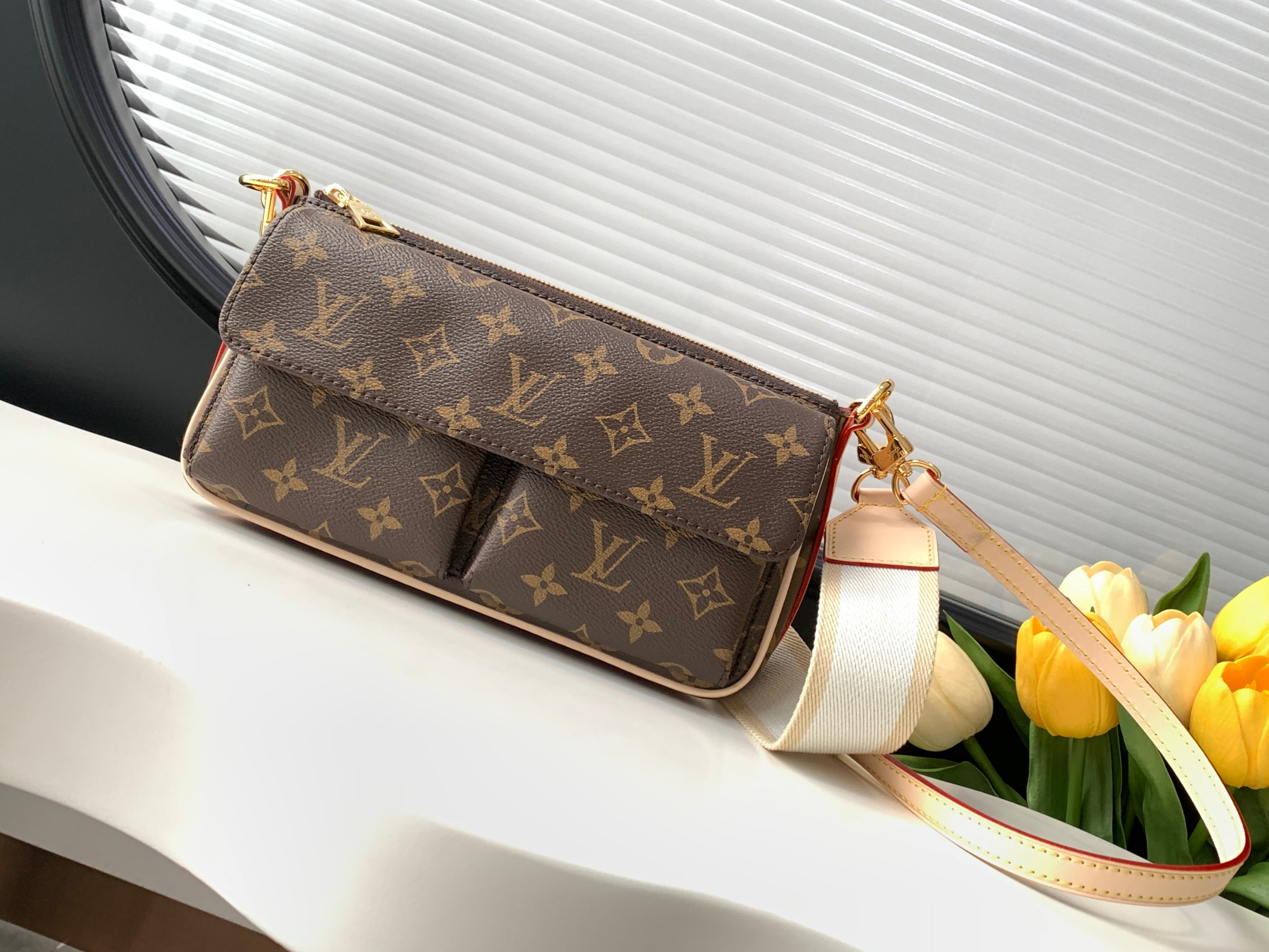 Louis Vuitton Viva-Cité Handbag M46999Vibe