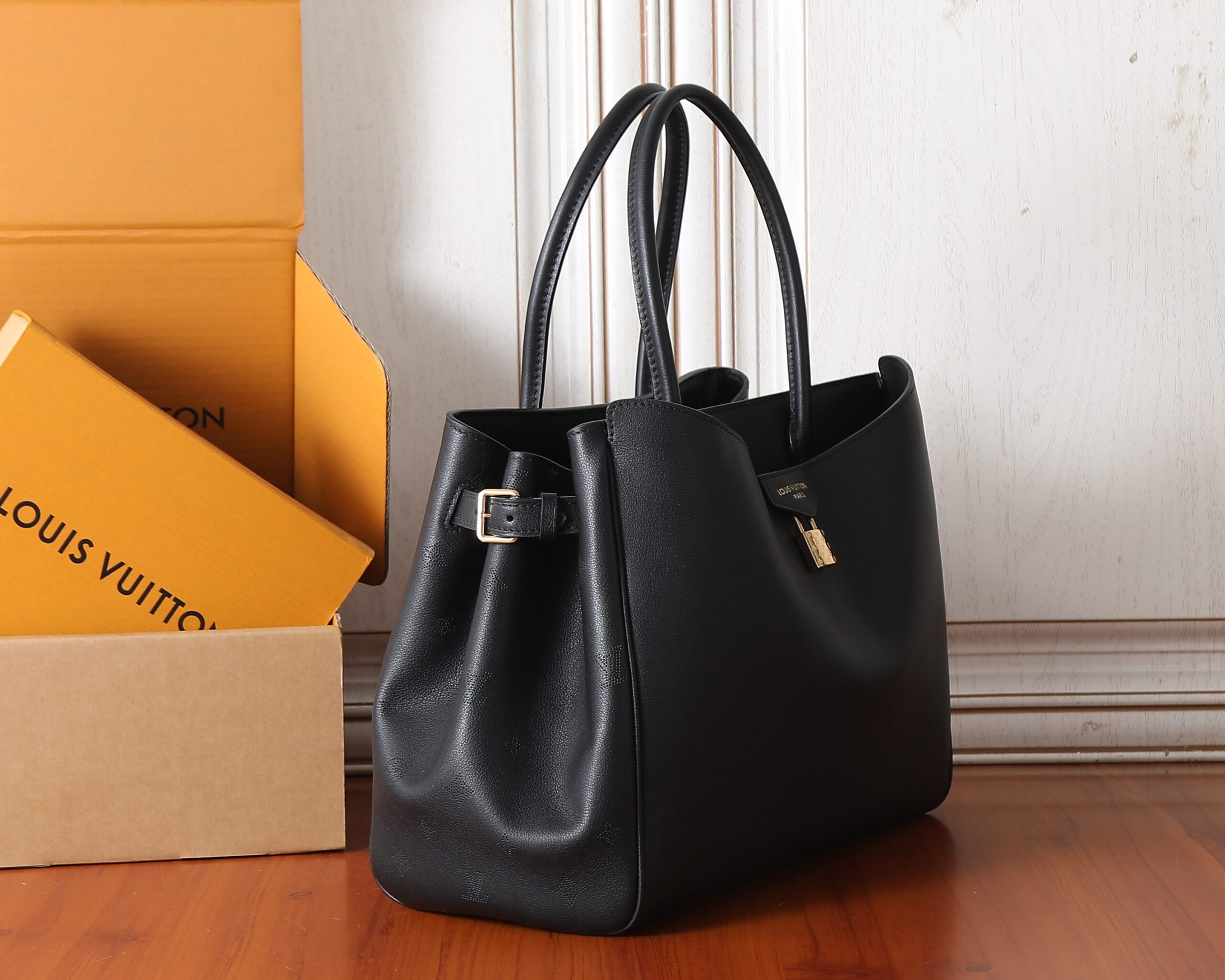 Vendôme Leather Tote Bag M26338 - Image 2