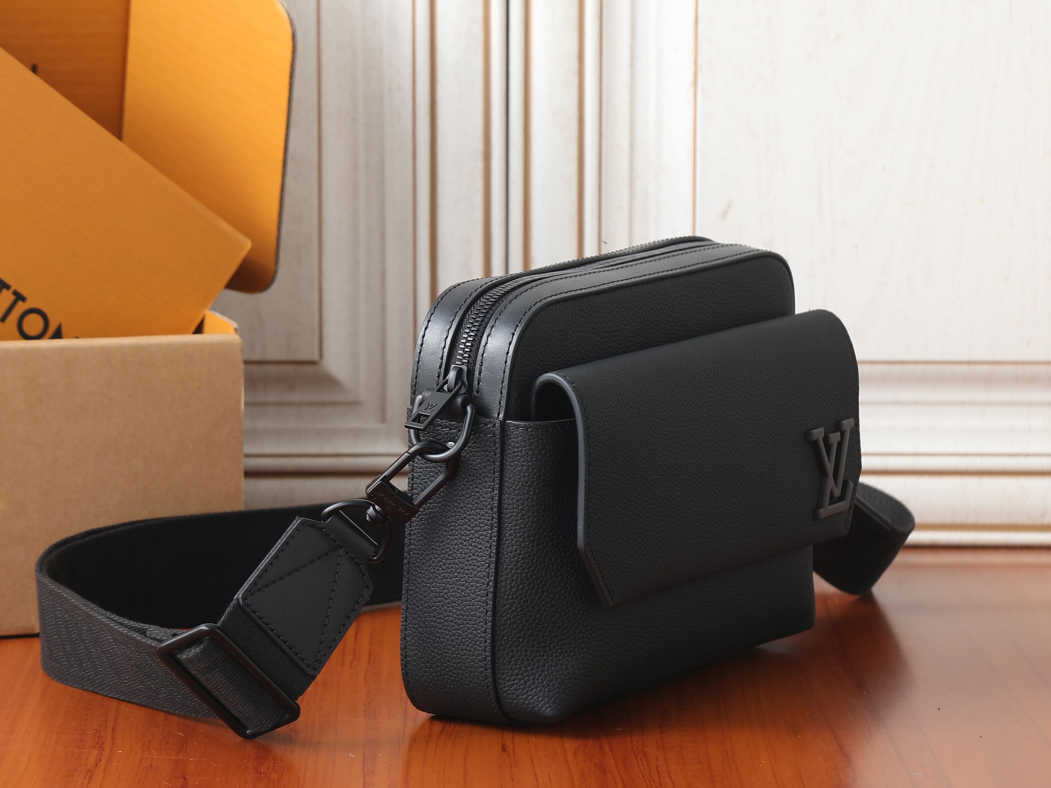 Louis Vuitton Fastline Messenger M22482 - Image 2