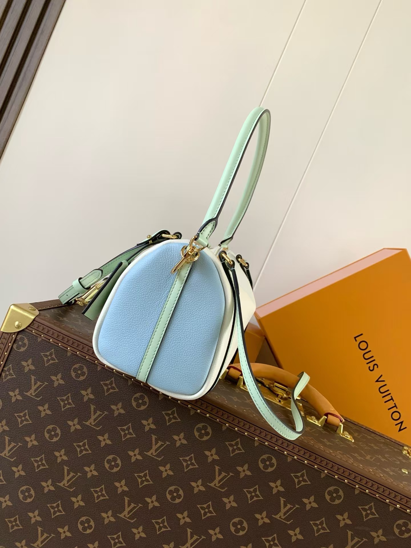 Louis Vuitton Express Small Handbag M26905 - Image 2