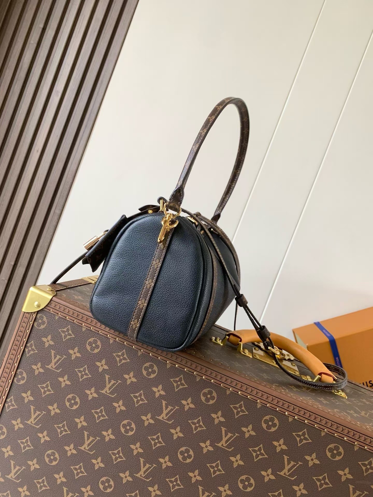 Louis Vuitton Express Small Handbag in Monogram Canvas - Image 2