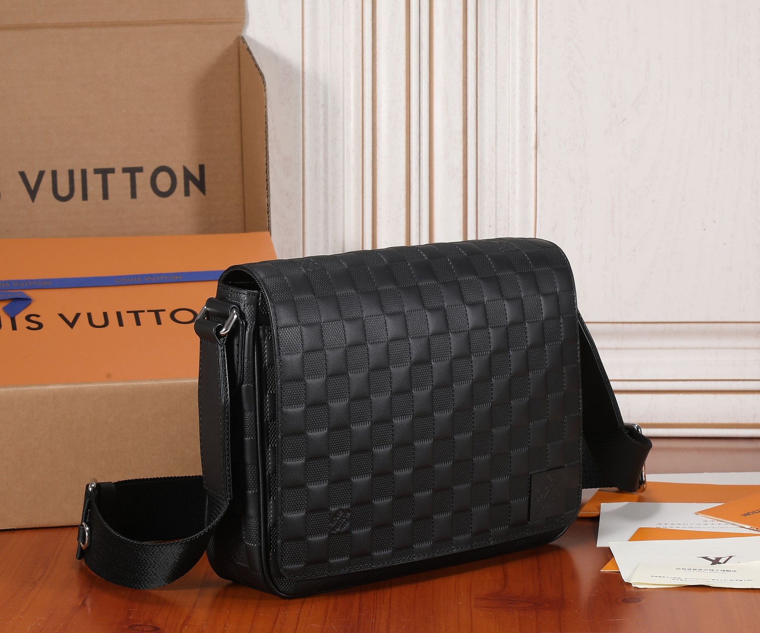 Louis Vuitton District Small Messenger Bag N42711 in Damier Infini - Image 2