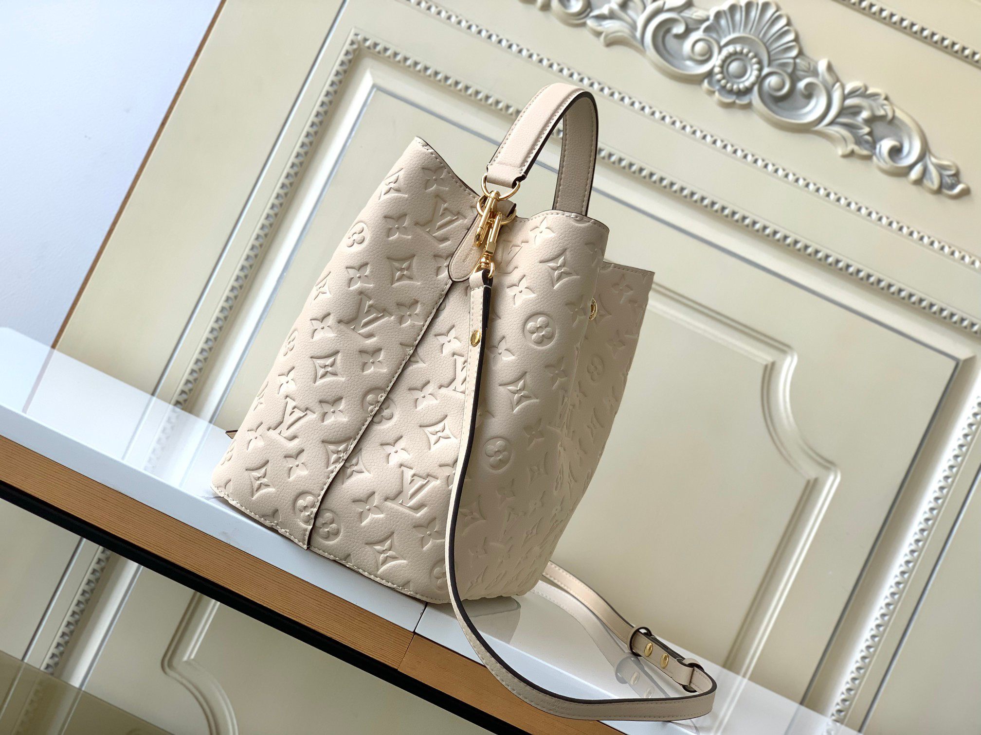 Louis Vuitton NéoNoé MM Bucket Bag in Cream Monogram Empreinte Leather - Image 2