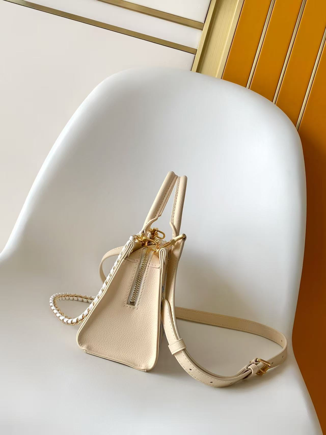 Louis Vuitton OnTheGo East West Handbag in White Monogram Empreinte Leather - Image 2