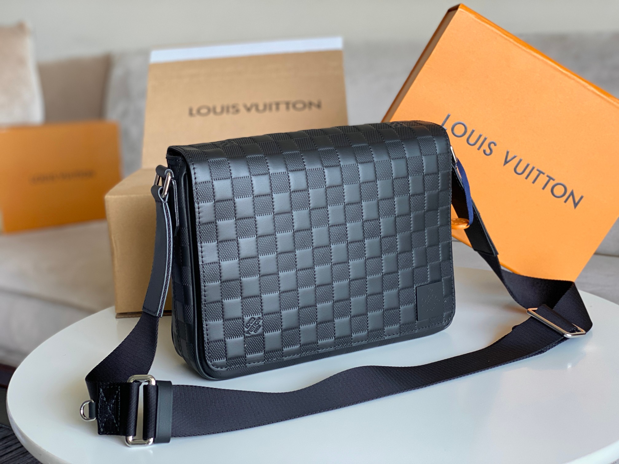 Louis Vuitton District Small Messenger Bag N42711 in Damier Infini Canvas - Image 2