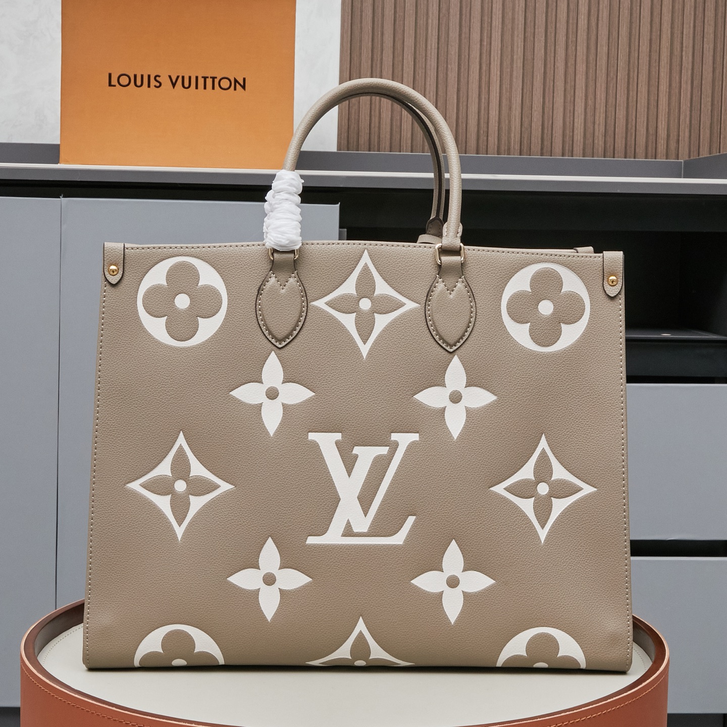 Louis Vuitton Onthego Large Handbag M45945 in Black Monogram - Image 2