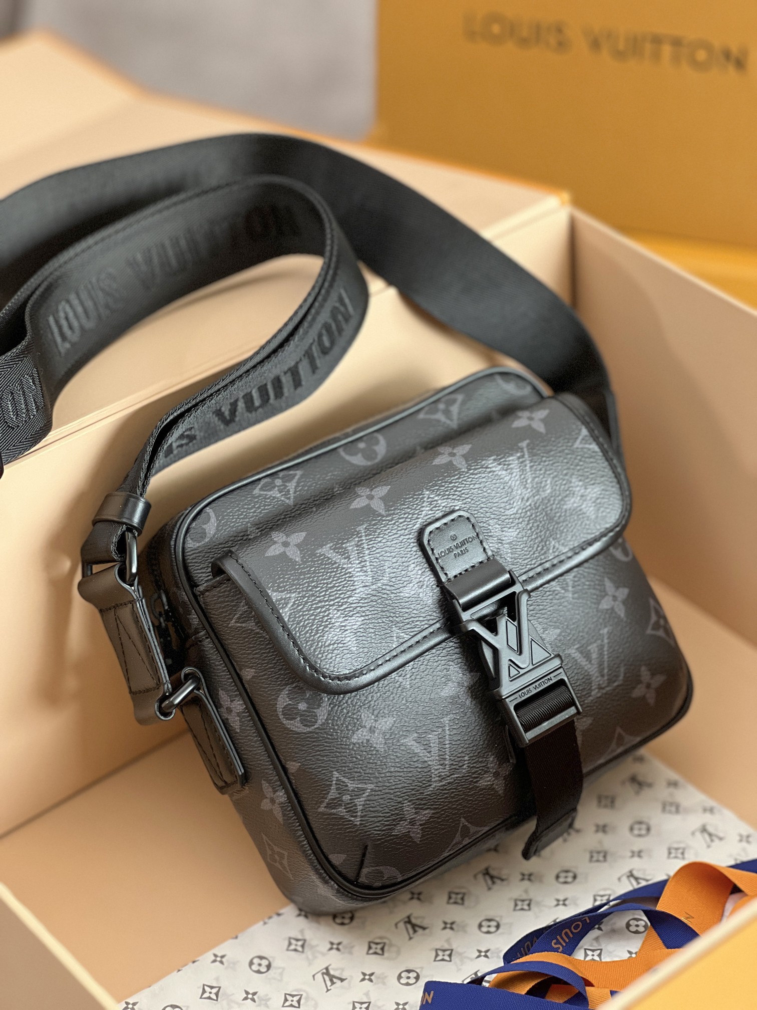 Louis Vuitton Getaway Messenger Bag M12518 - Image 2