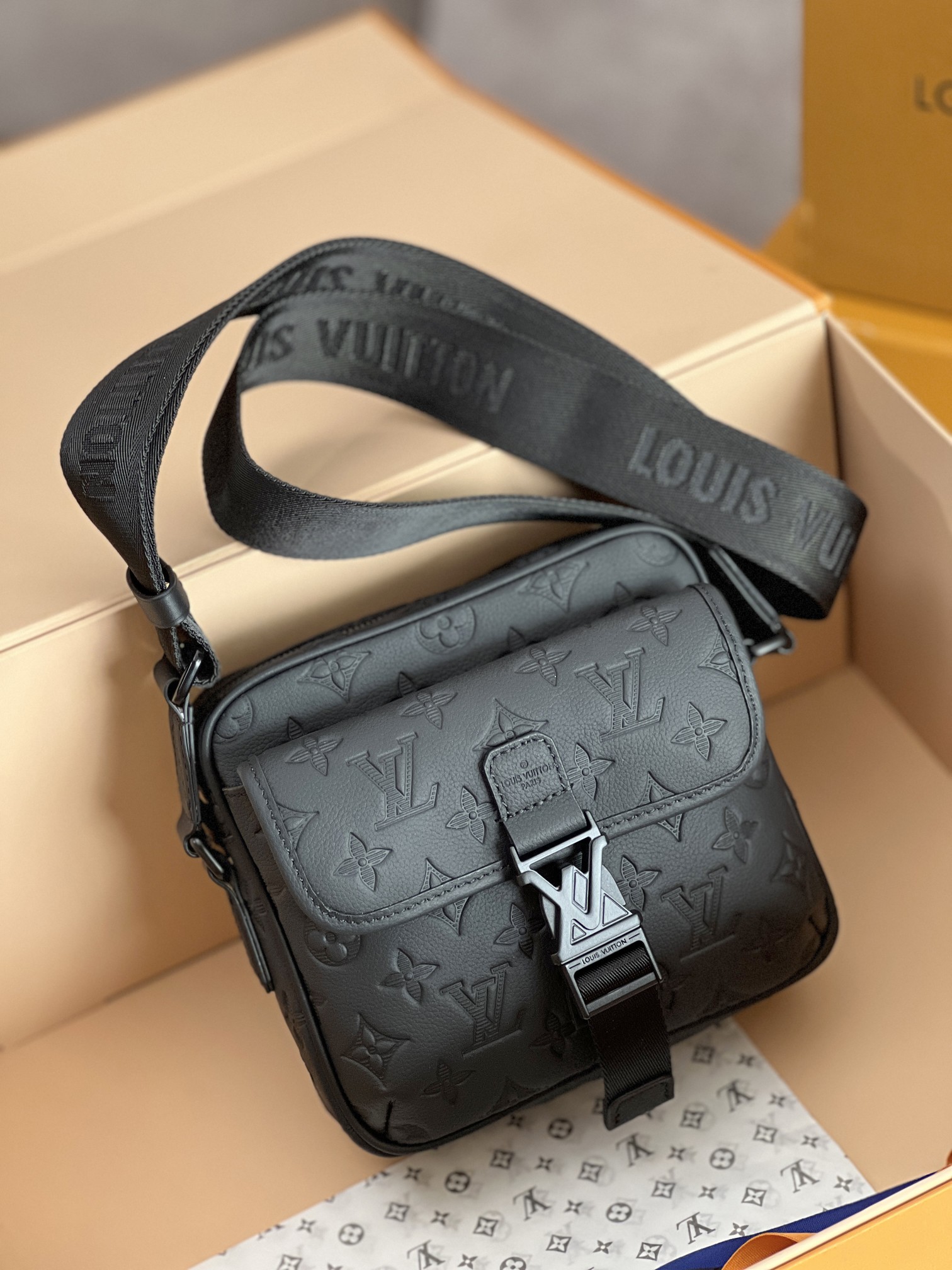 Louis Vuitton Getaway Messenger Bag in Monogram Shadow Leather - Image 2