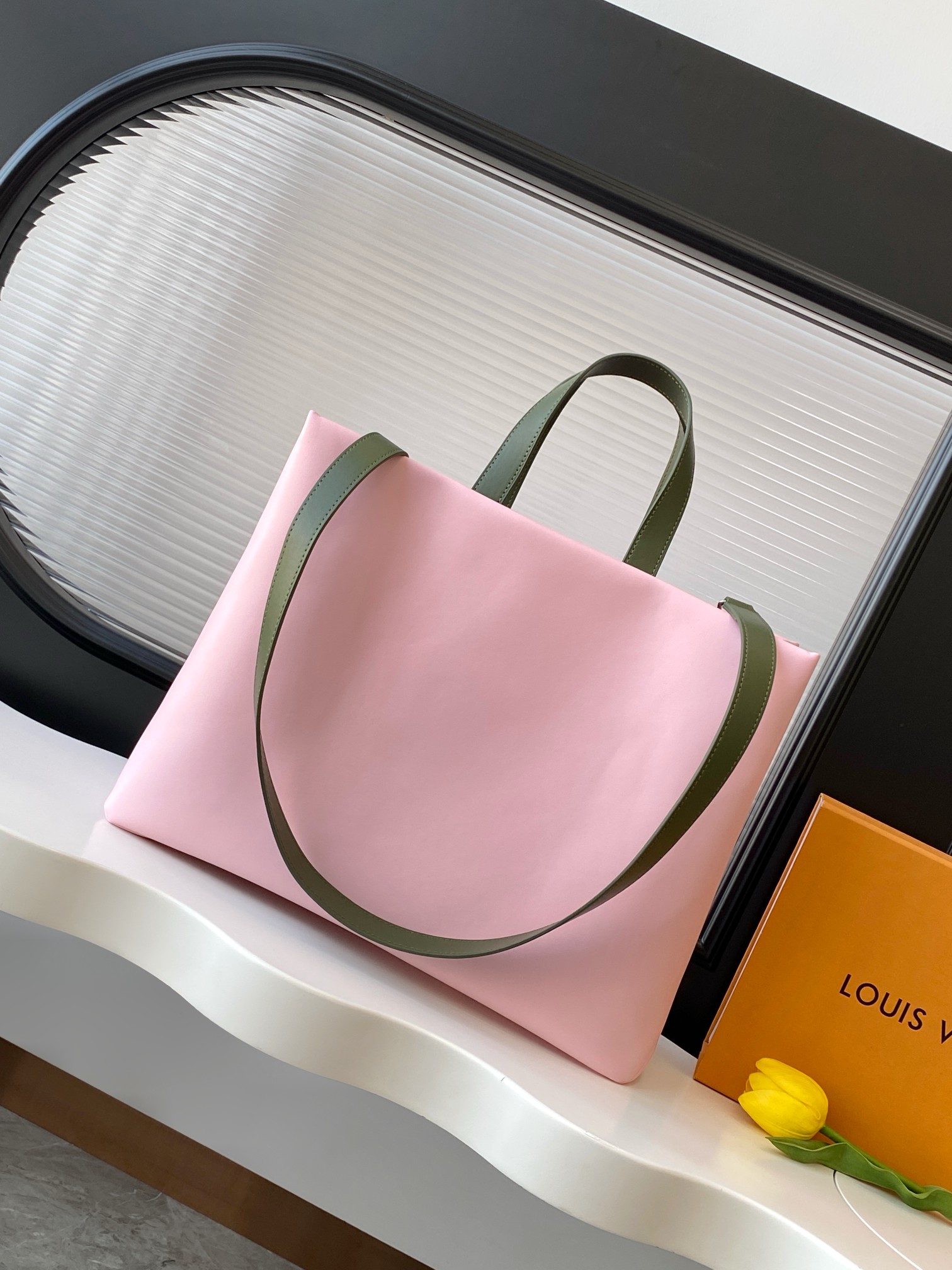 Louis Vuitton M24457 Medium Handbag - Image 2