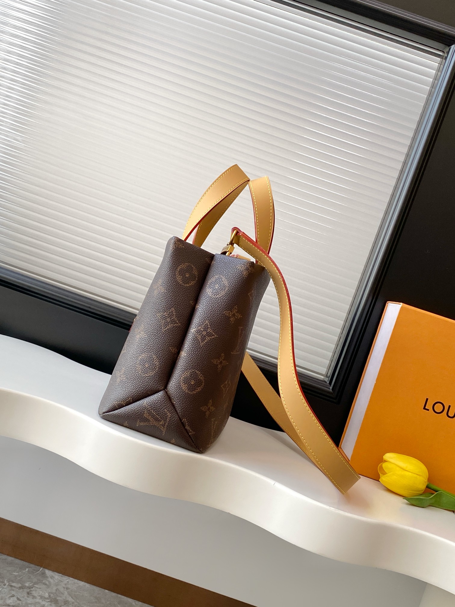 Louis Vuitton M13929 Medium Handbag - Image 2