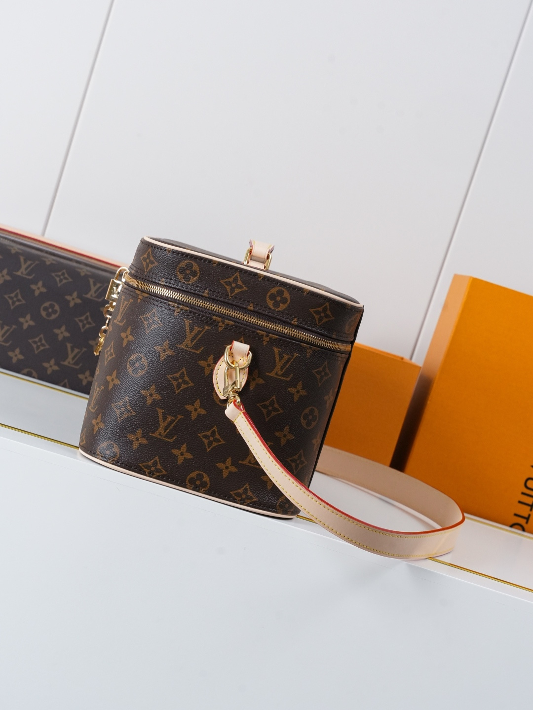 Louis Vuitton Nice Vanity Case M44935 in Monogram Canvas - Image 2