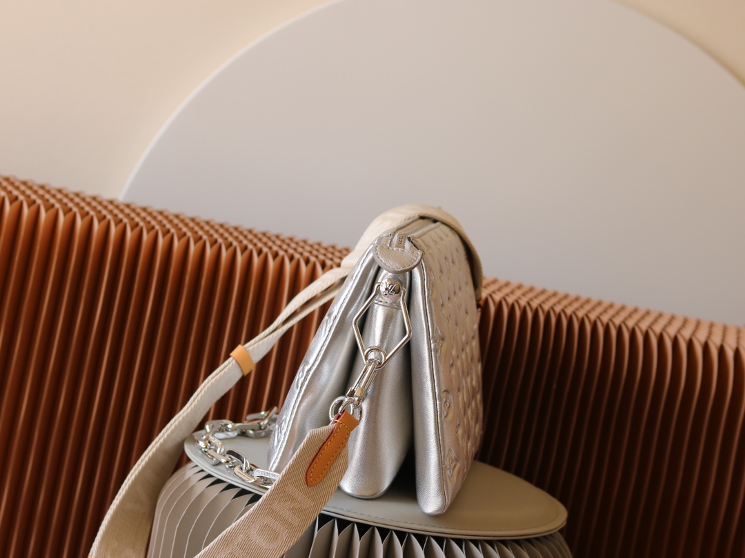 Louis Vuitton Coussin Small Shoulder Bag - Image 2