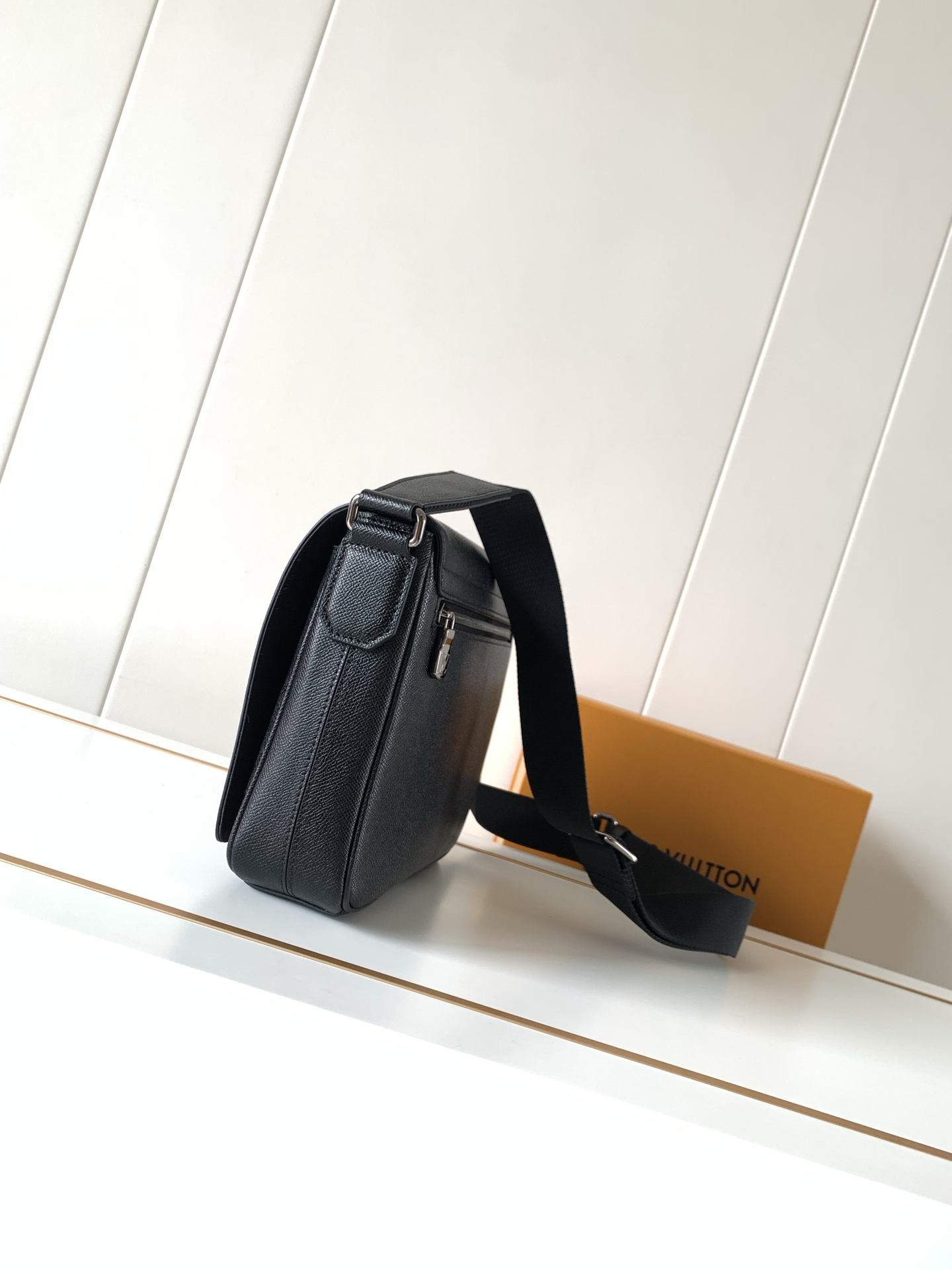 Louis Vuitton District Small Messenger Bag M30850 - Image 2