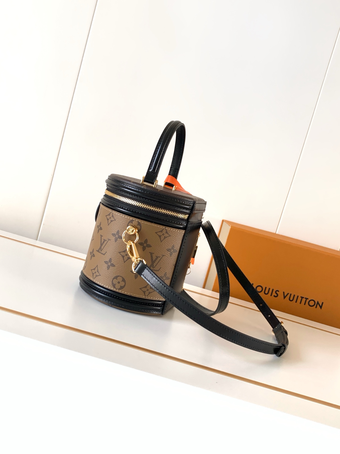 Louis Vuitton Vanity Handbag in Monogram Canvas - Image 2