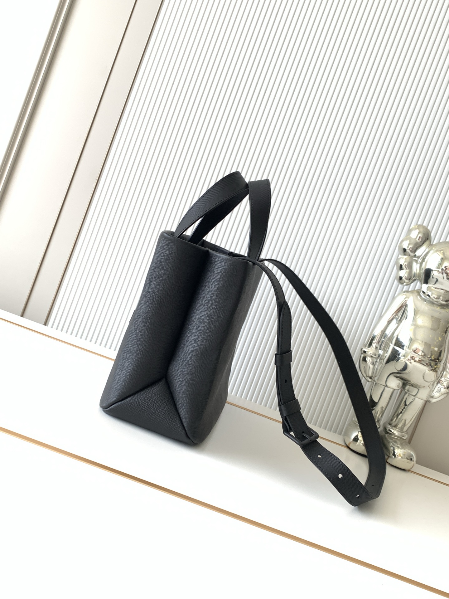Louis Vuitton Medium Leather Handbag with Detachable Shoulder Strap - Image 2