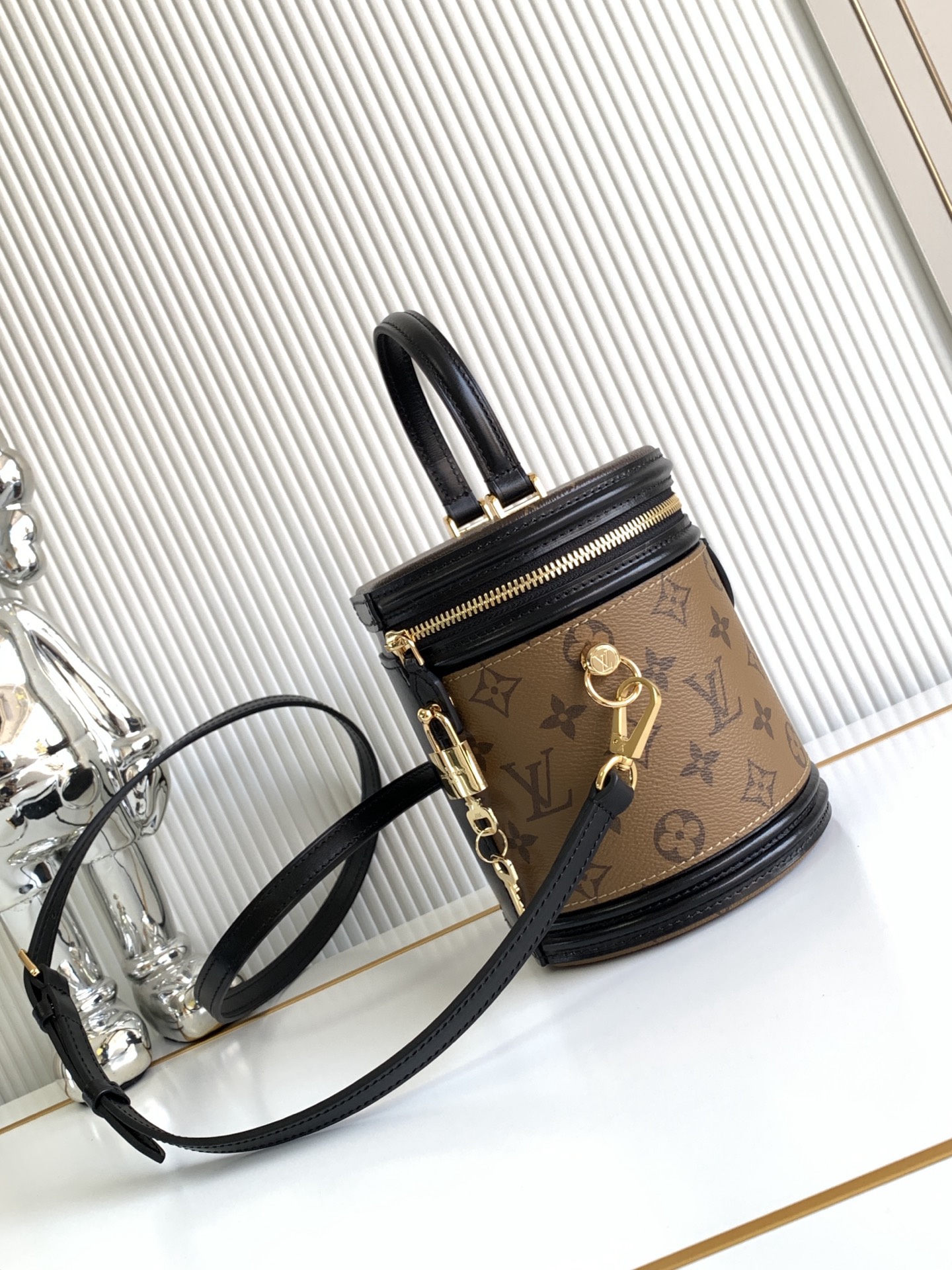 Louis Vuitton M43986 Vanity Handbag - Image 2