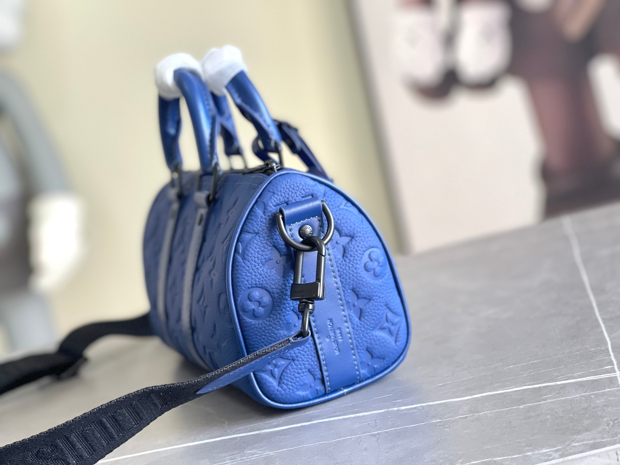 Louis Vuitton Keepall Bandoulière 25 Travel Bag - Image 2