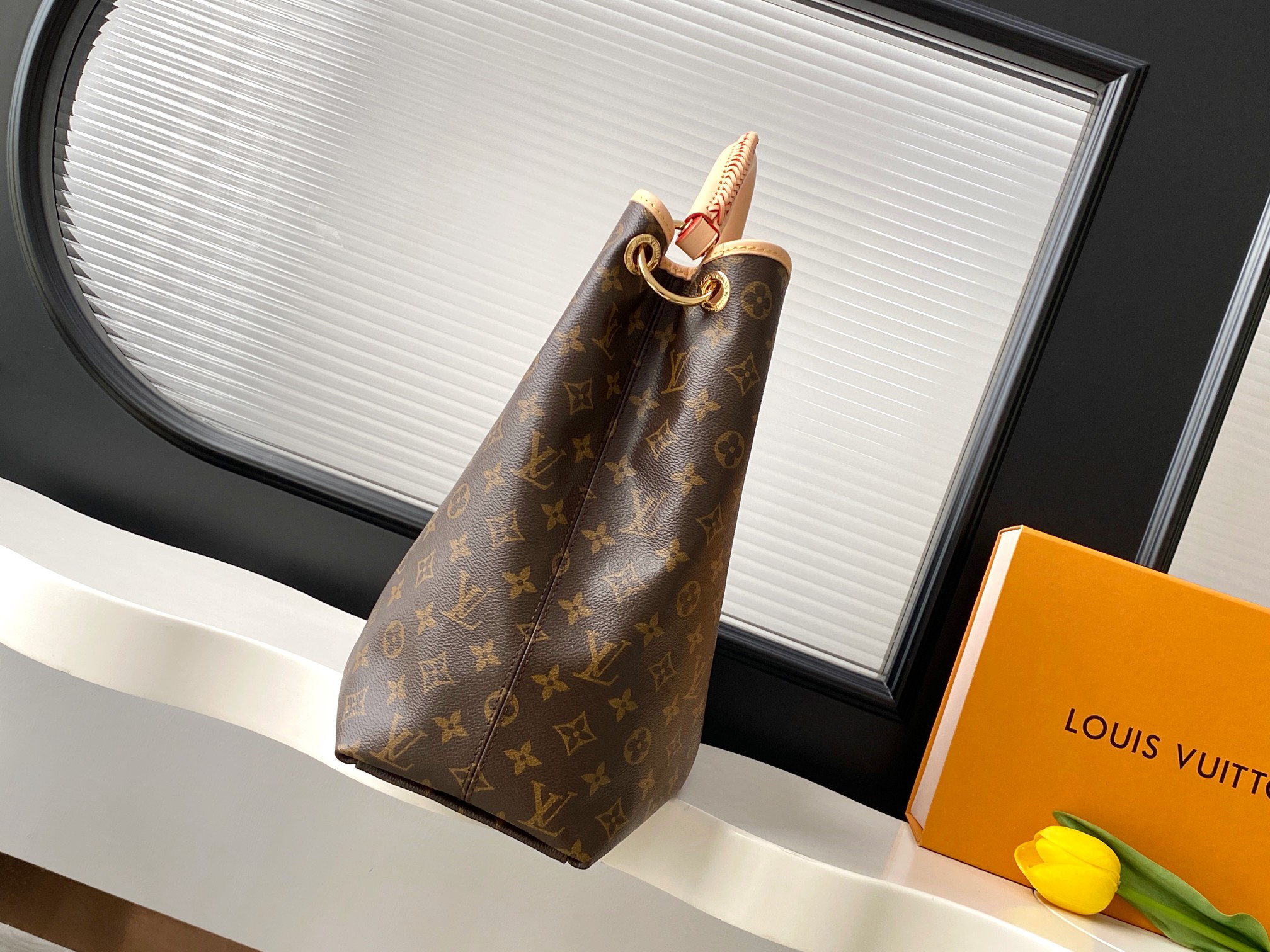 Louis Vuitton Artsy Handbag M25877 - Image 2