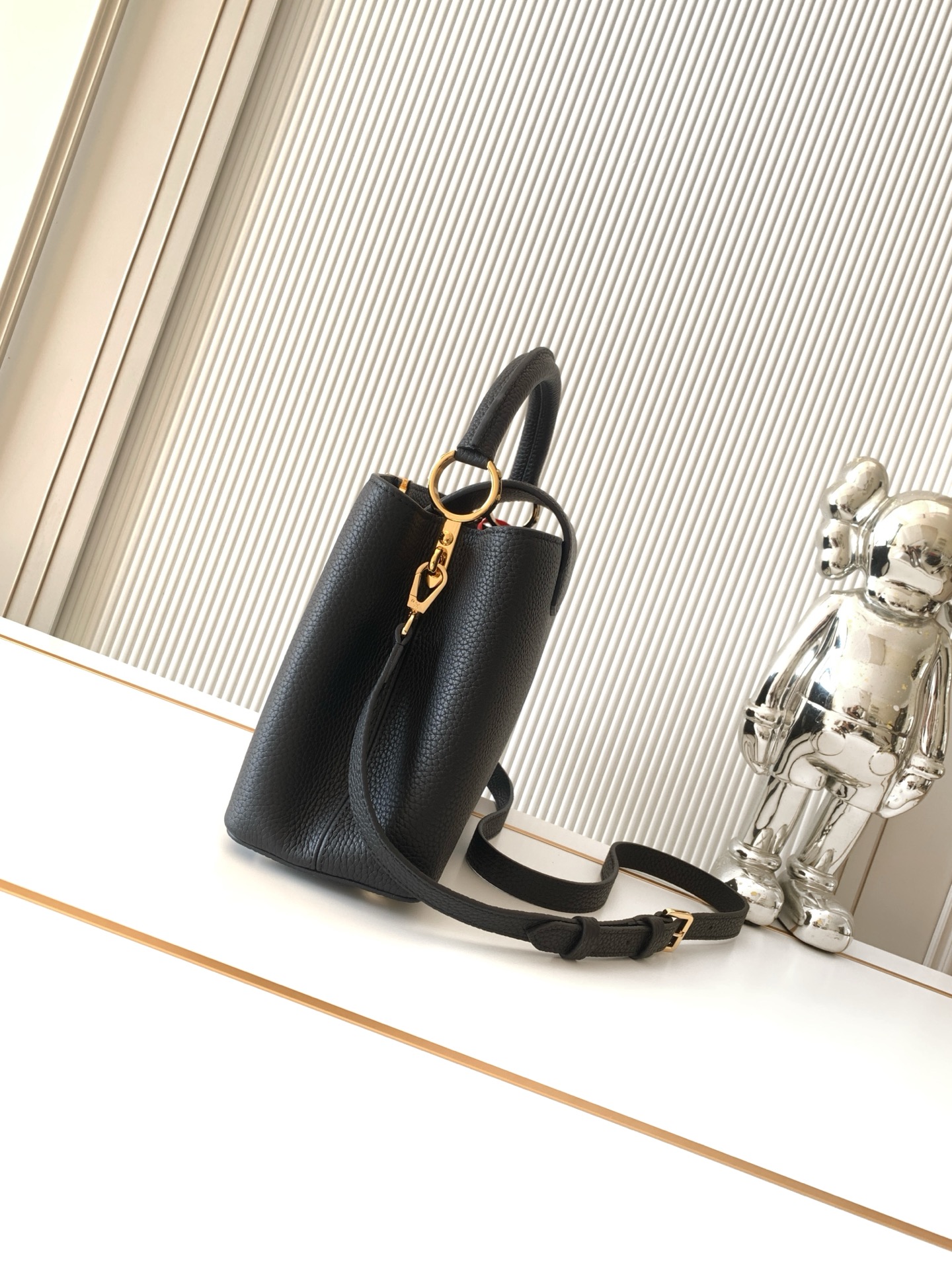 Louis Vuitton Capucines MM Taurillon Leather Handbag - Image 2