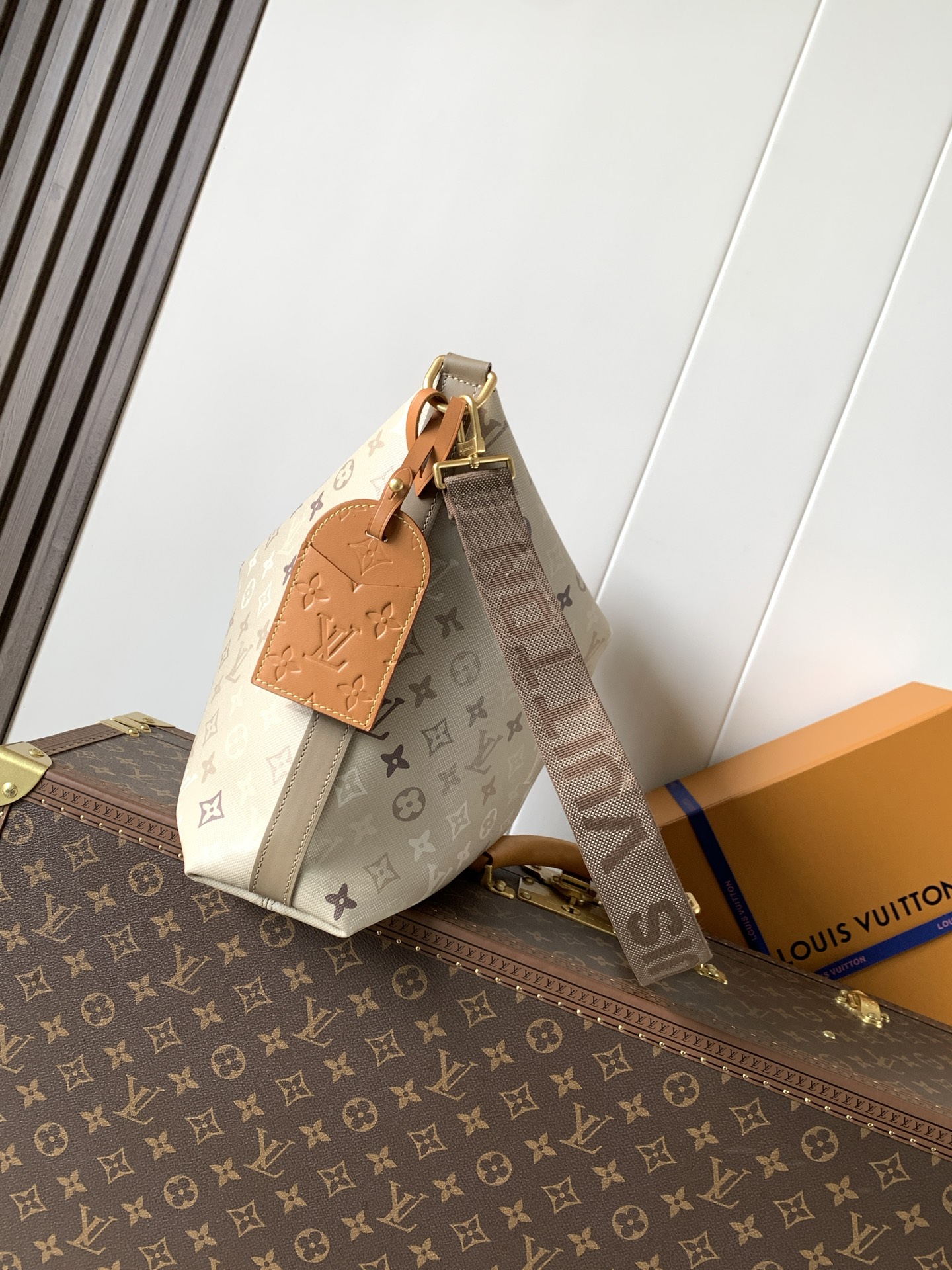 M26931 Mètis Monogram Canvas Shoulder Bag - Image 2