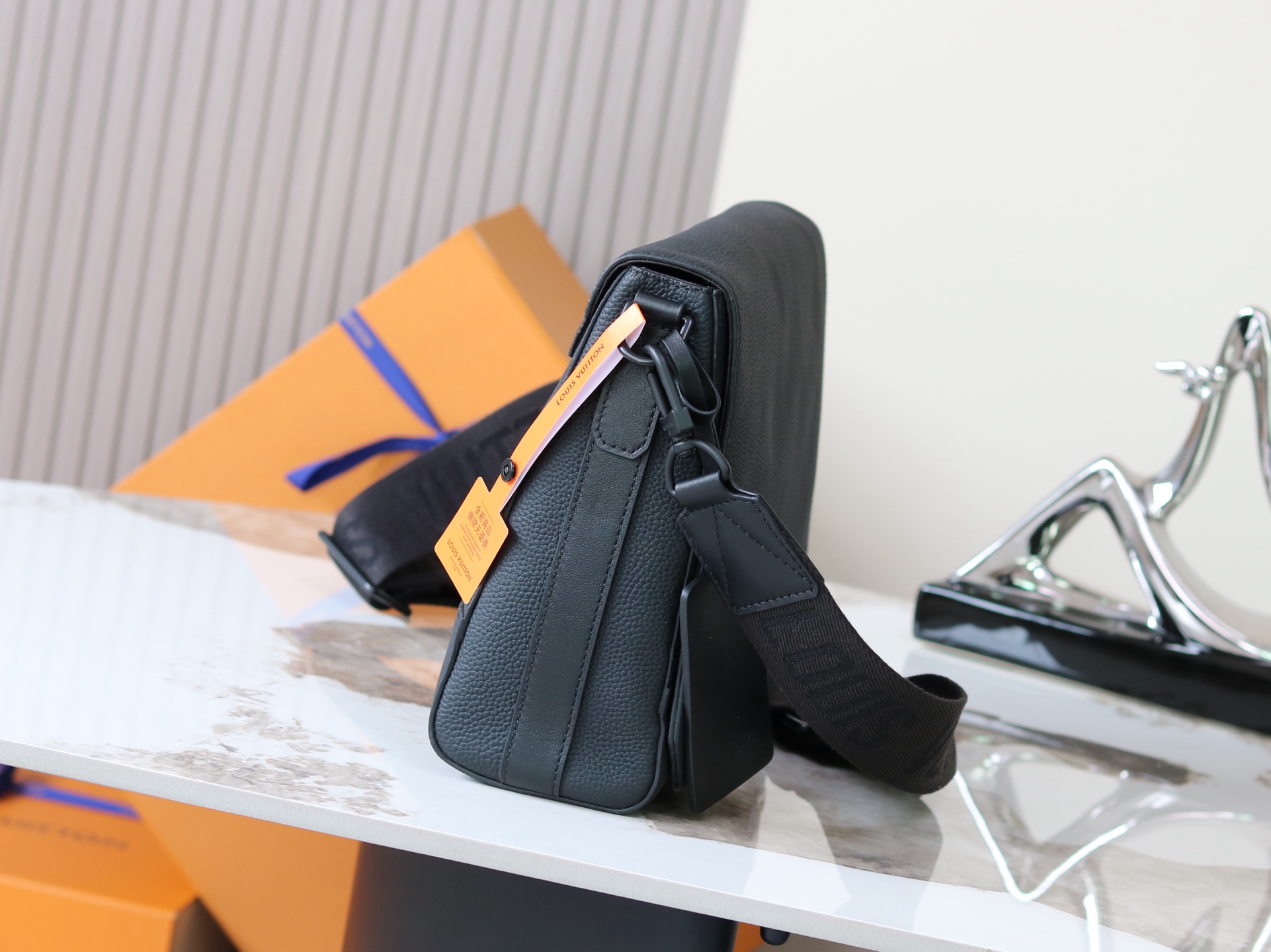 Louis Vuitton Aerogram Leather Messenger Bag - Image 2