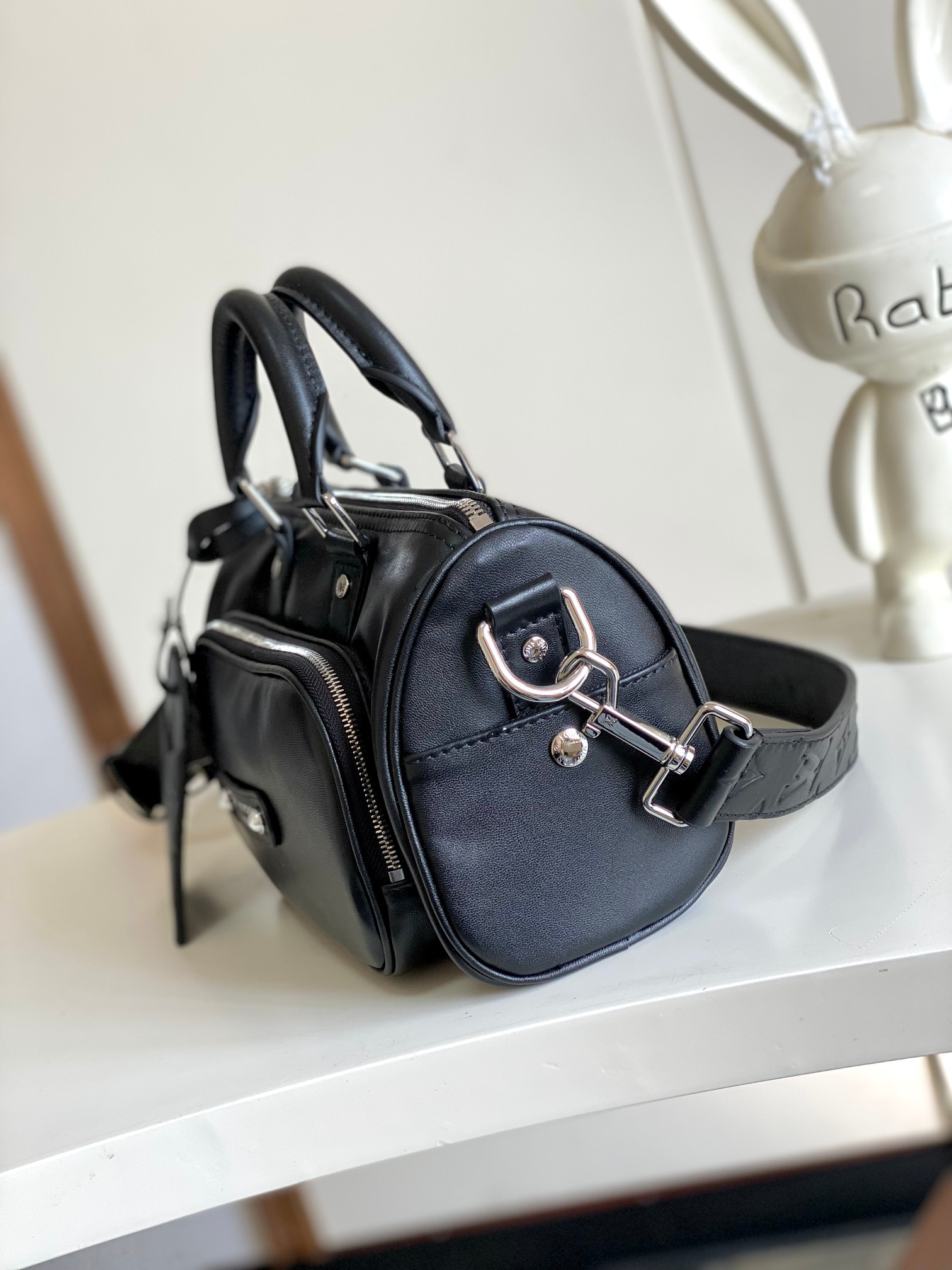 Louis Vuitton Keepall Bandoulière 25 Crossbody Bag - Image 2