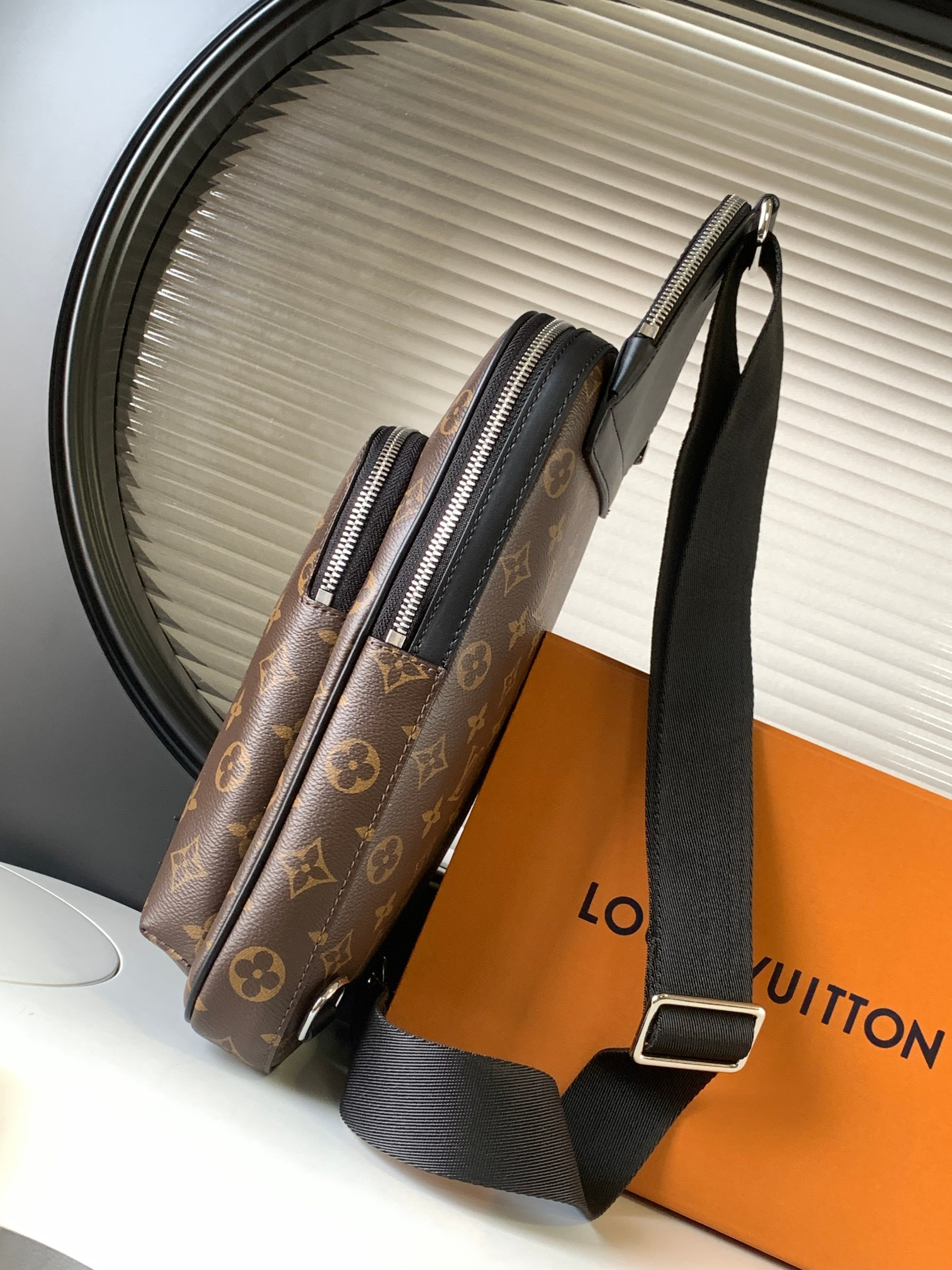 Louis Vuitton Avenue Damier Graphite Crossbody Bag N45302 - Image 2