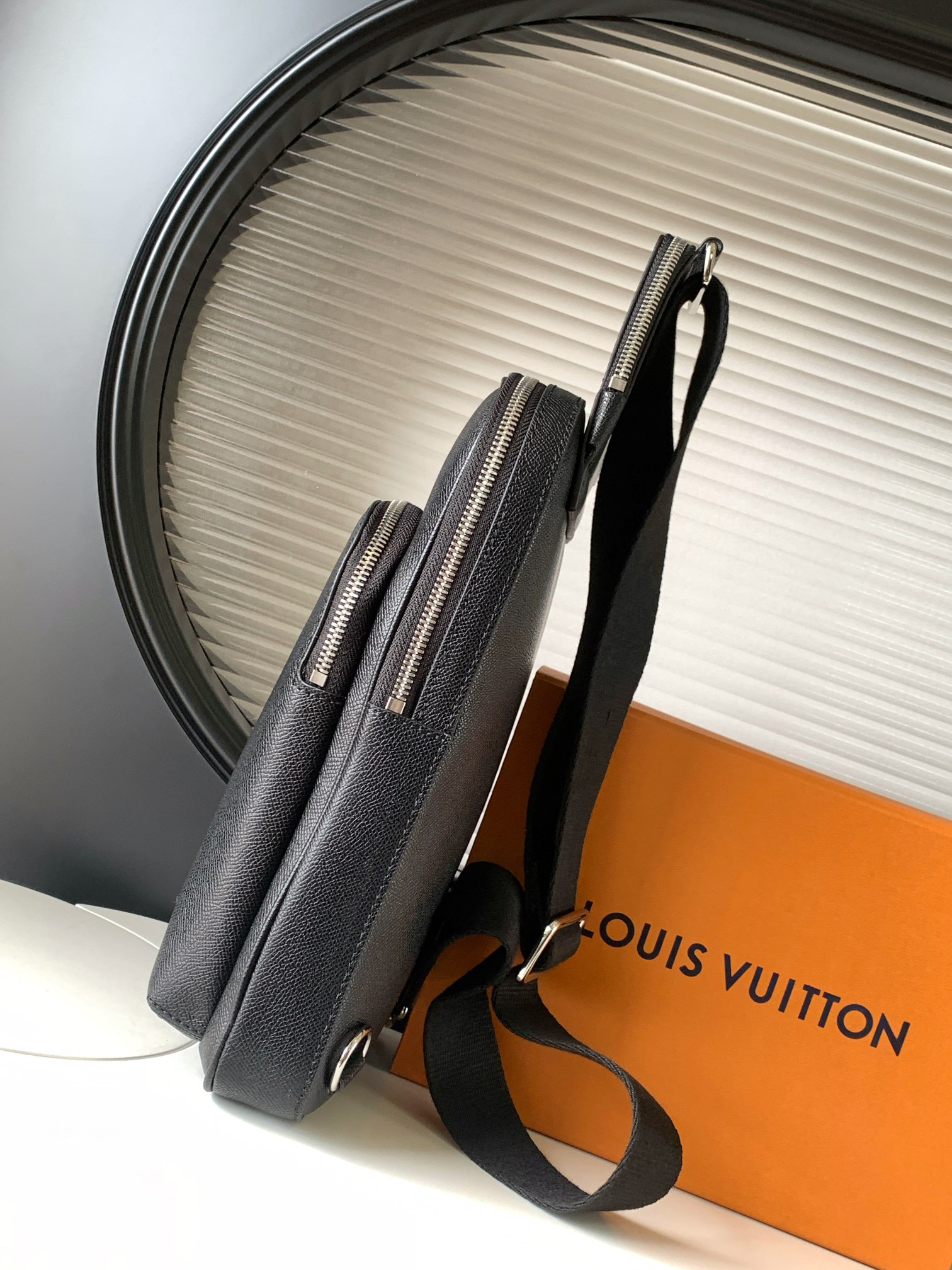 Louis Vuitton Avenue Shoulder Bag in Damier Graphite Canvas - Image 2