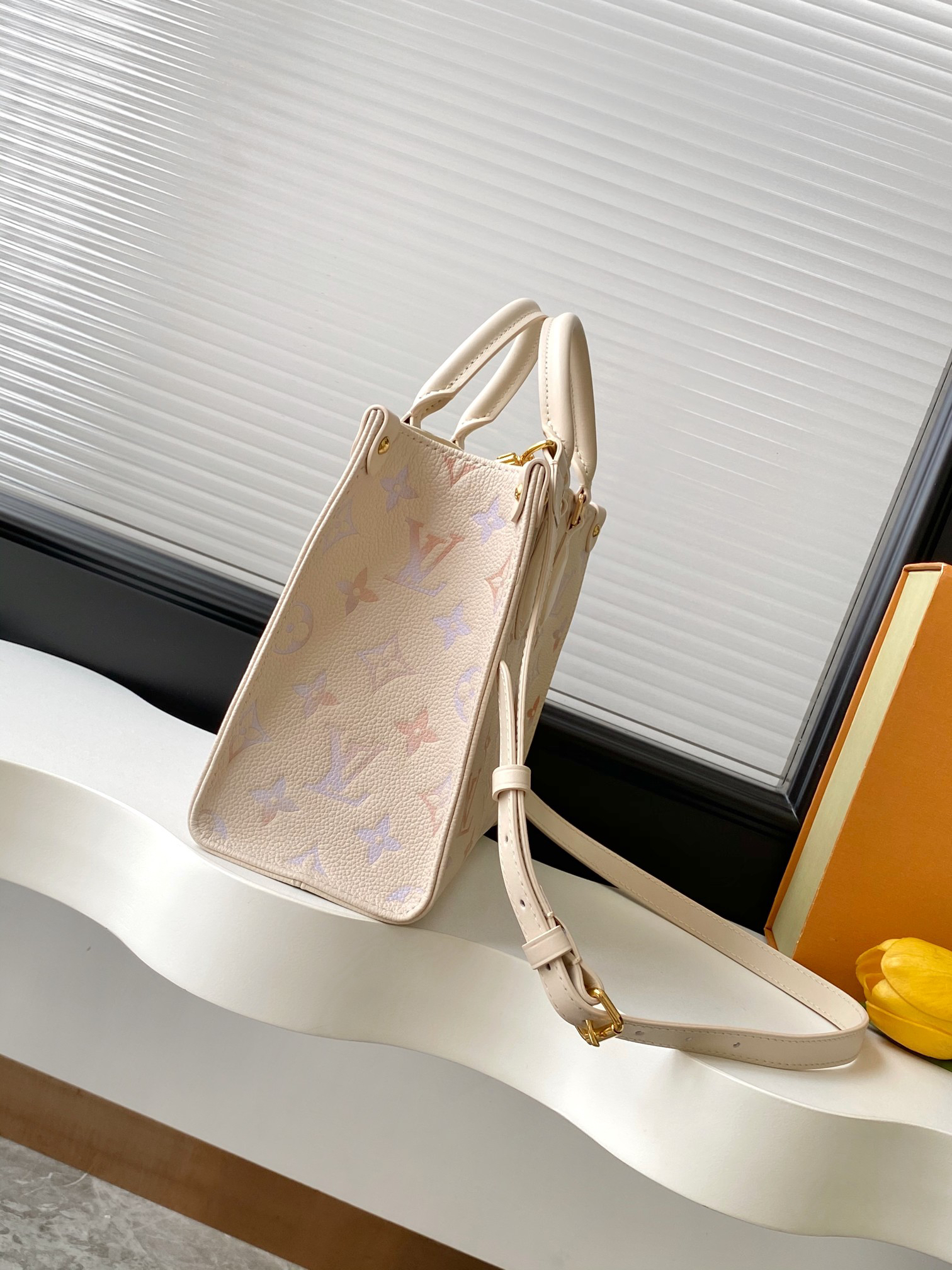 Louis Vuitton OnTheGo Small Handbag M25770 in White Gradient Leather - Image 2
