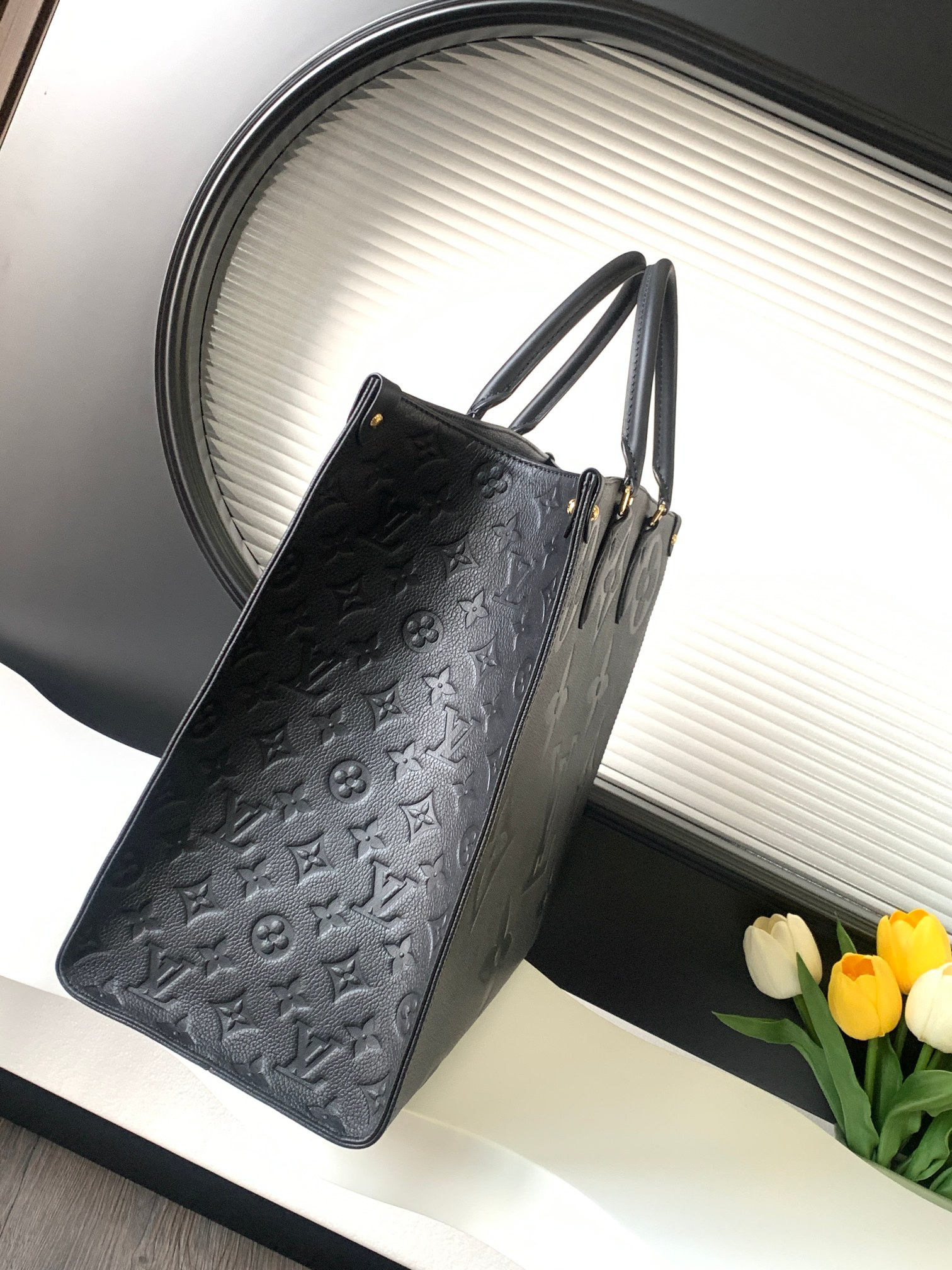 Louis Vuitton Onthego Monogram Tote Bag M44921 / M44925 - Image 2