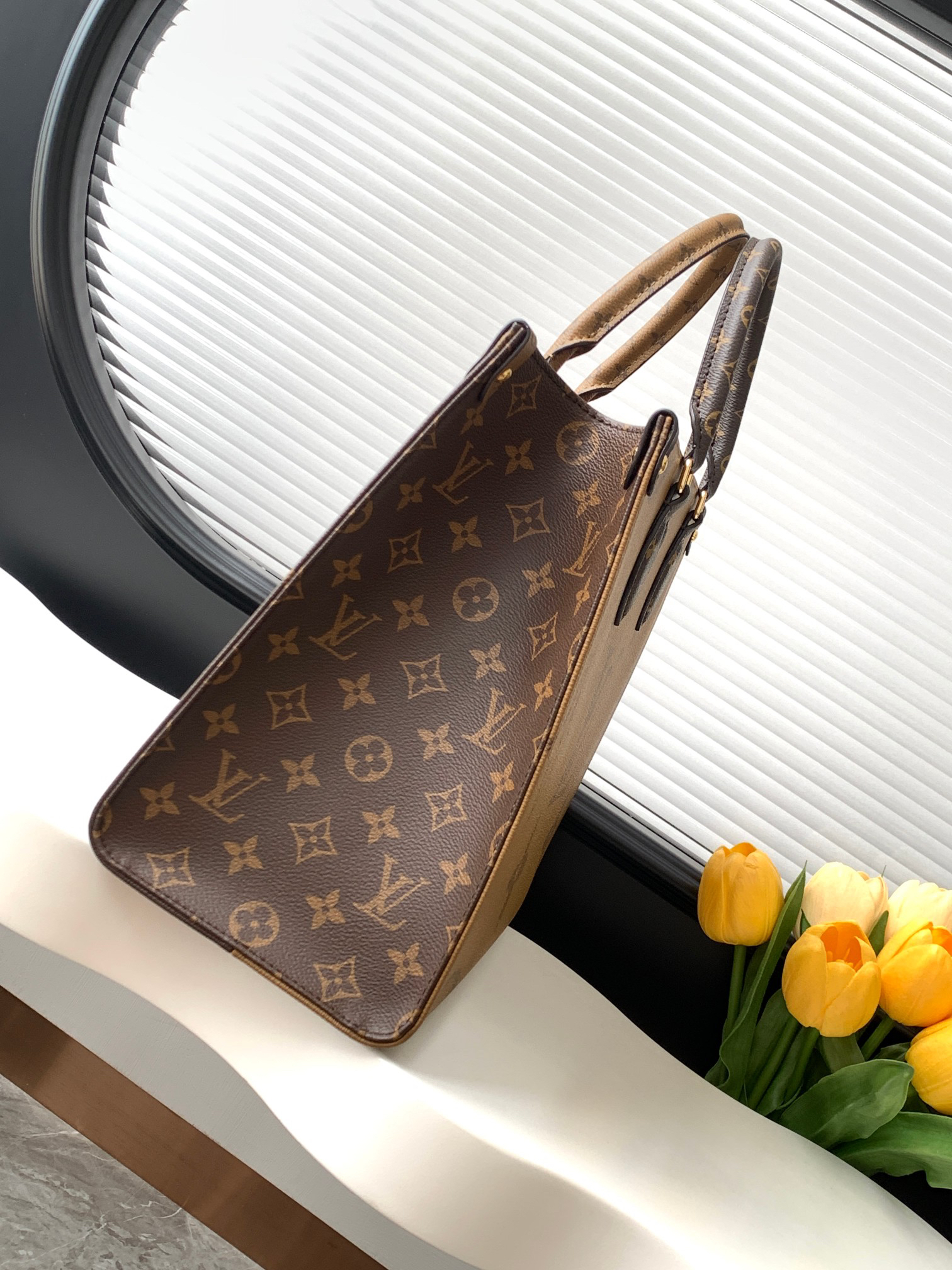Louis Vuitton Onthego MM Tote Bag - Image 2