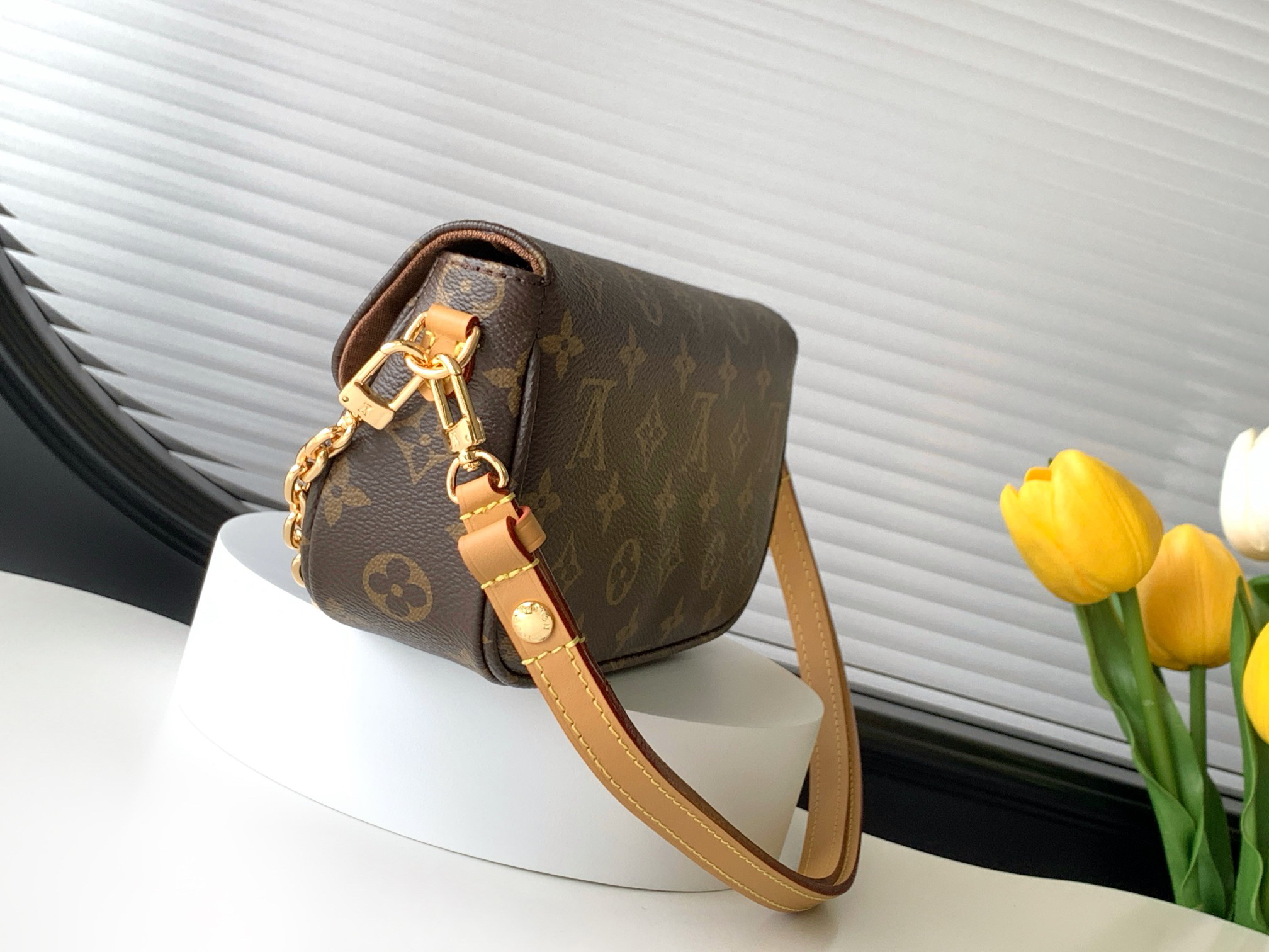 Louis Vuitton Wallet On Chain Ivy M81911 - Image 2