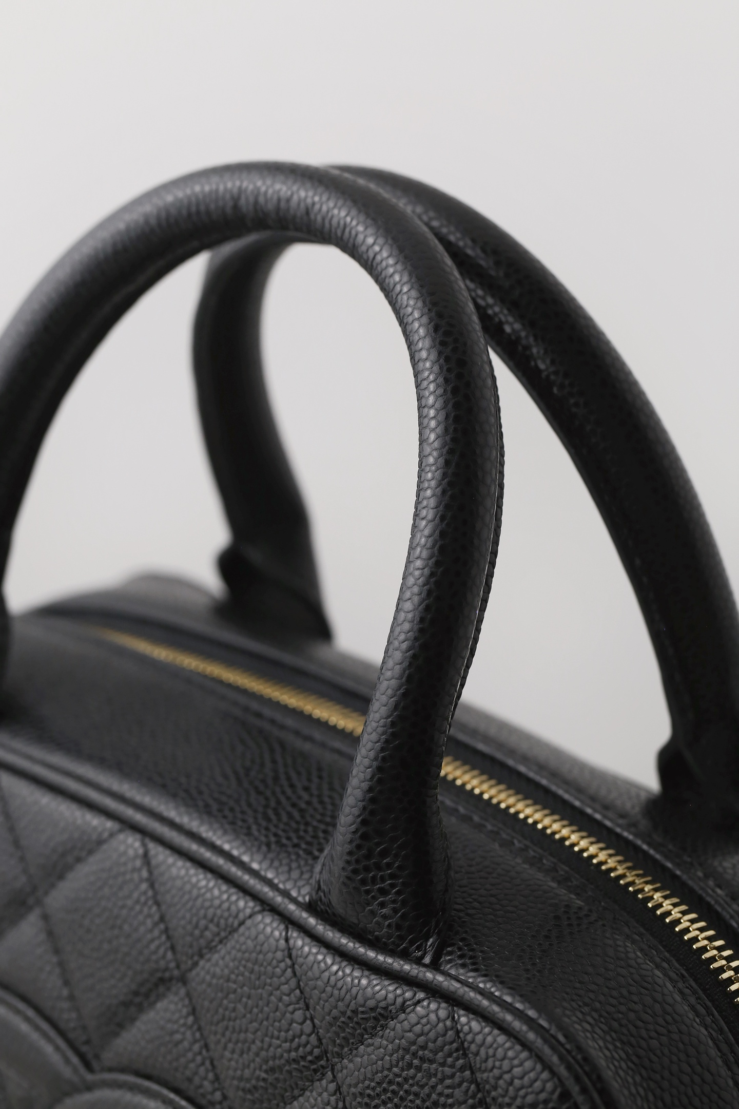 CHANEL 20996 Vintage Caviar Leather Bowling Bag - Image 2