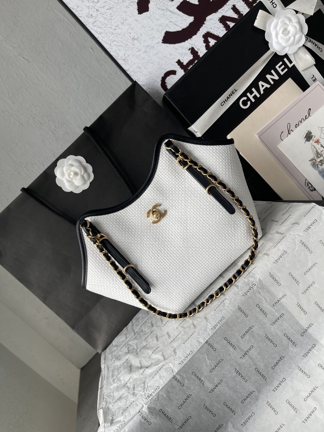 Chanel 25S Maxi Hobo Straw and Leather Tote Bag - Image 2