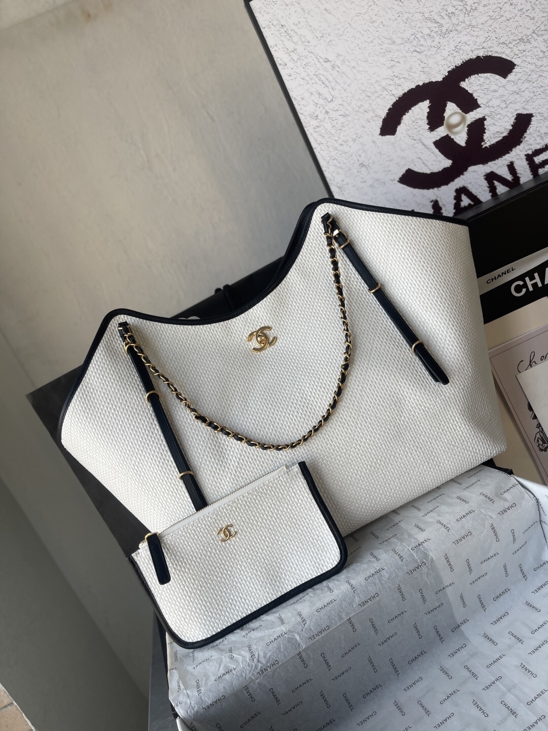 Chanel 25S Maxi Hobo Straw and Leather Tote Bag - Image 2