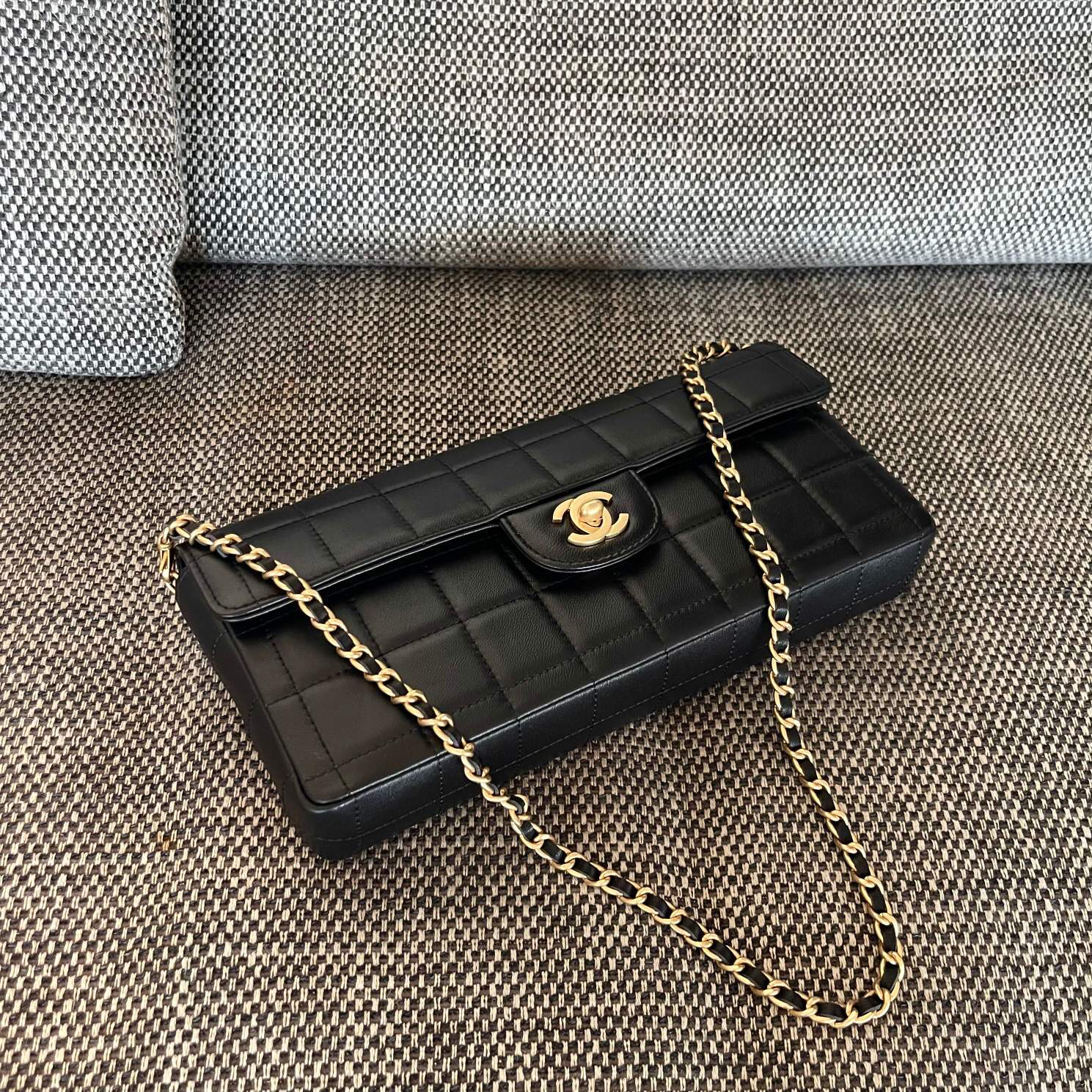 CHANEL Vintage Quilted Lambskin Crossbody Bag - Image 2
