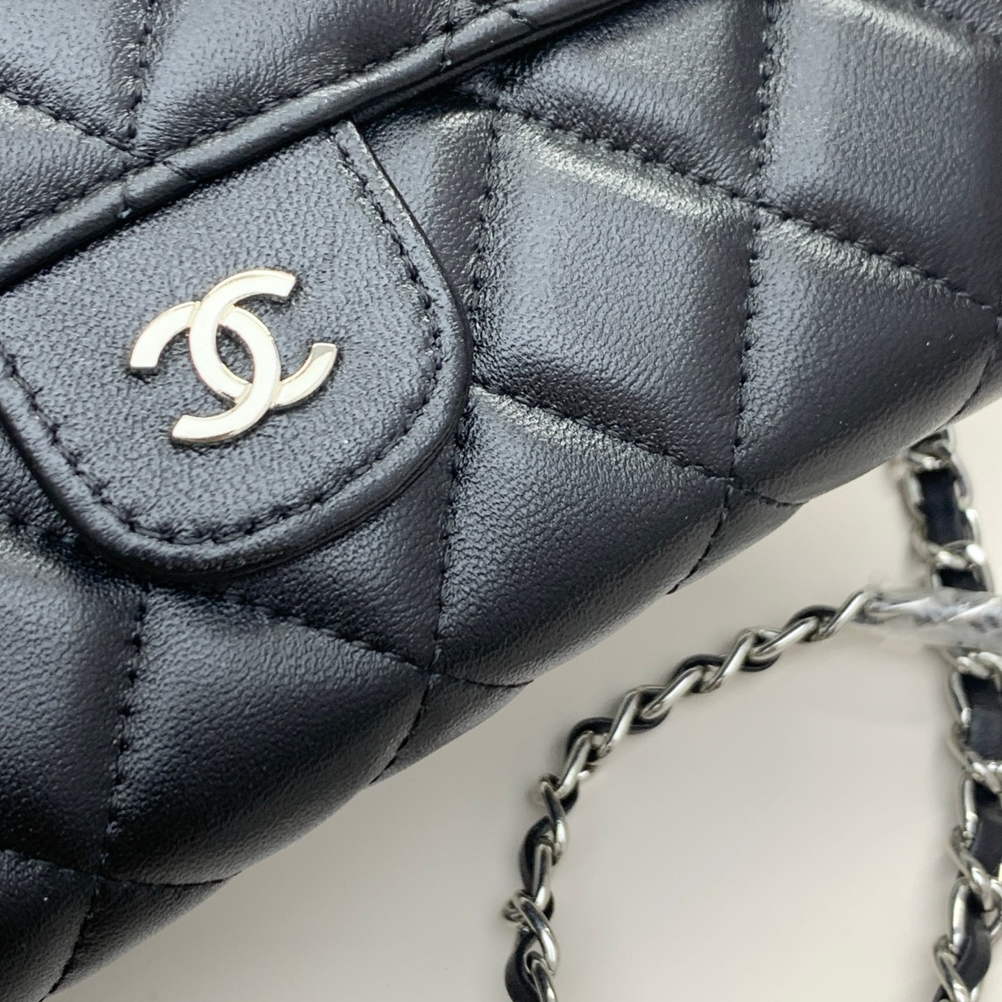 Chanel Chain-Detail Shoulder Crossbody Bag - Image 2