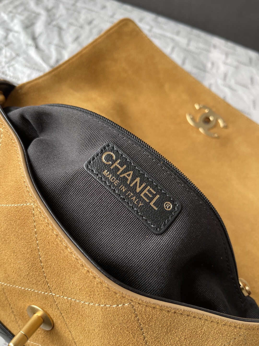 Chanel 25A AS5637 Hobo Bag in Suede - Image 13