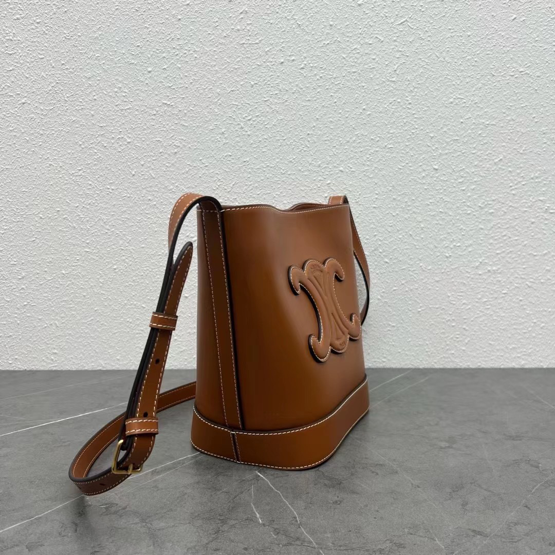 CELINE 2022 Spring/Summer CUIR Leather Bucket Bag - Image 3
