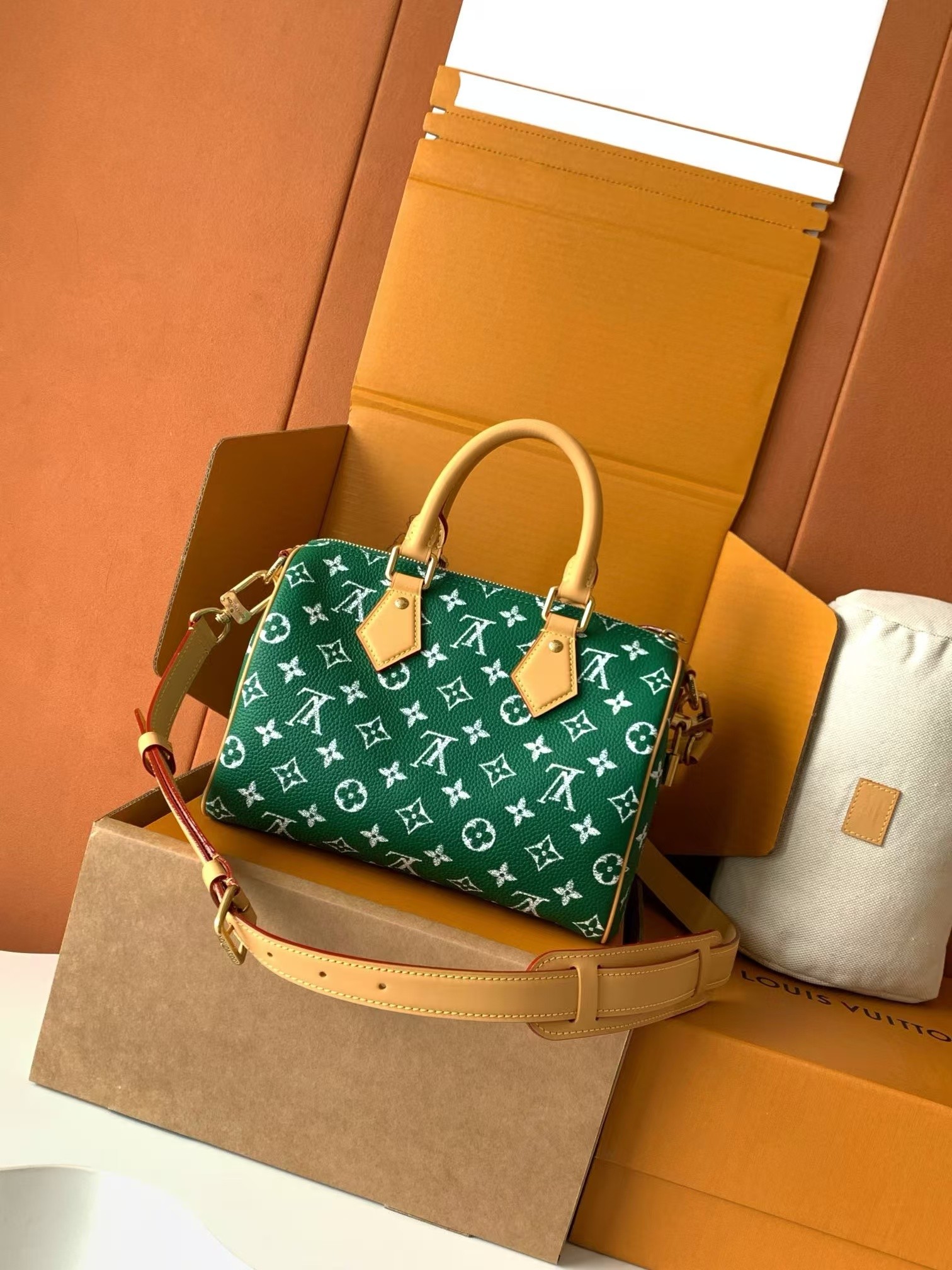 Speedy Bandoulière 25 Monogram Leather Handbag - Image 3