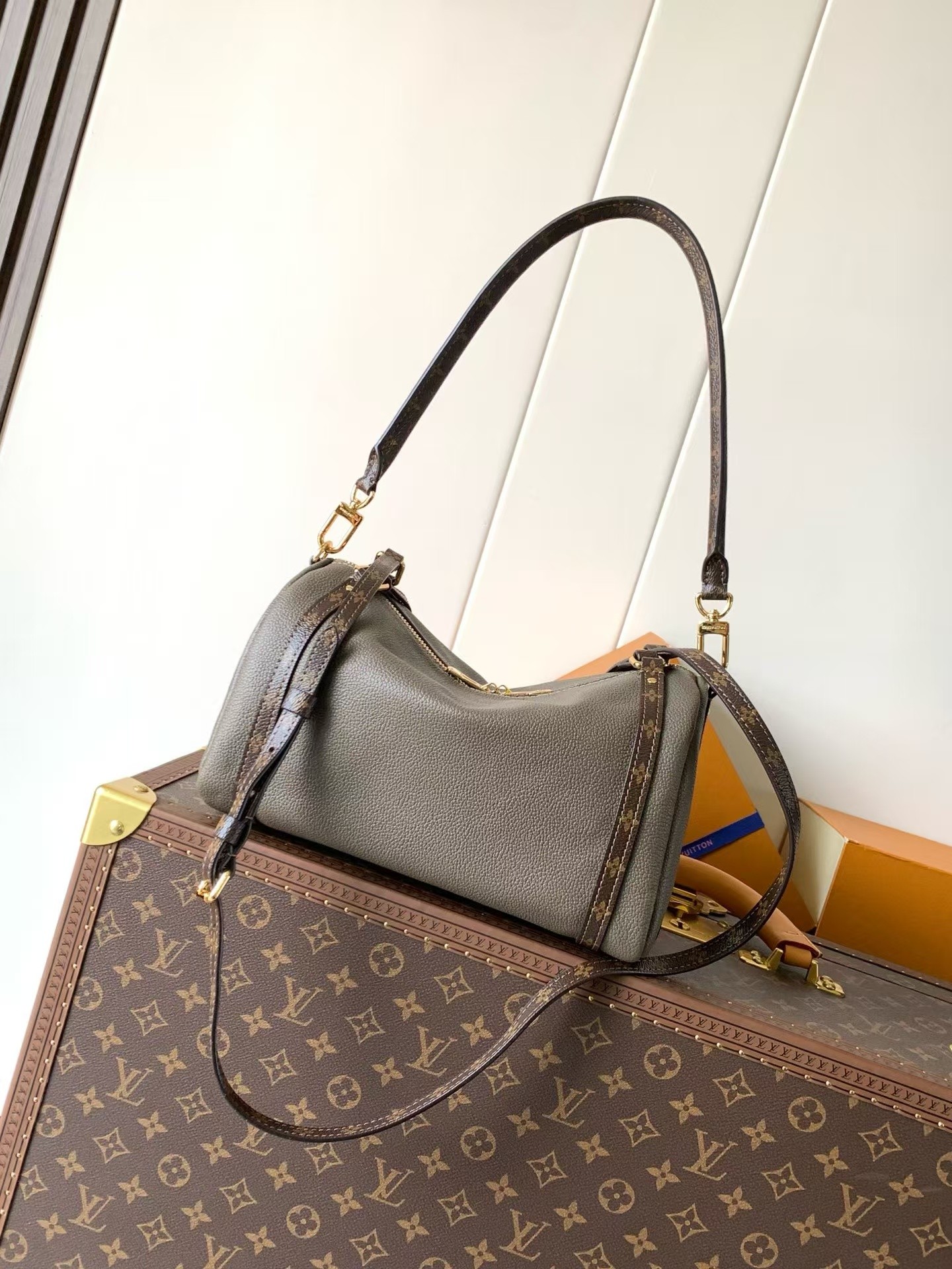 Louis Vuitton Express Small Handbag - Image 3